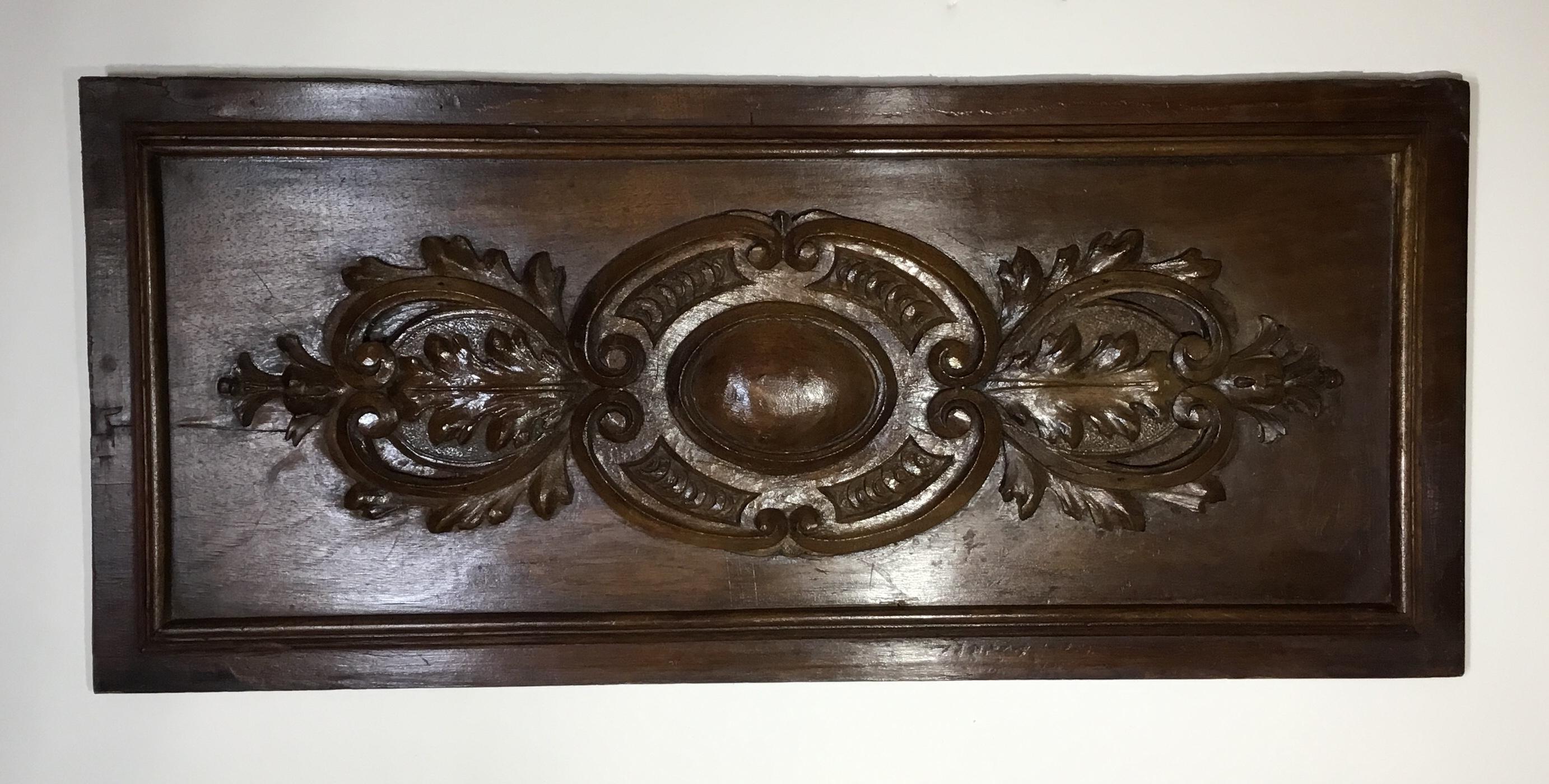 Beautifully hand carved wood wall hanging, French decorative motif 
Very detailed, look great as wall hanging, could use horizontal or vertical.
