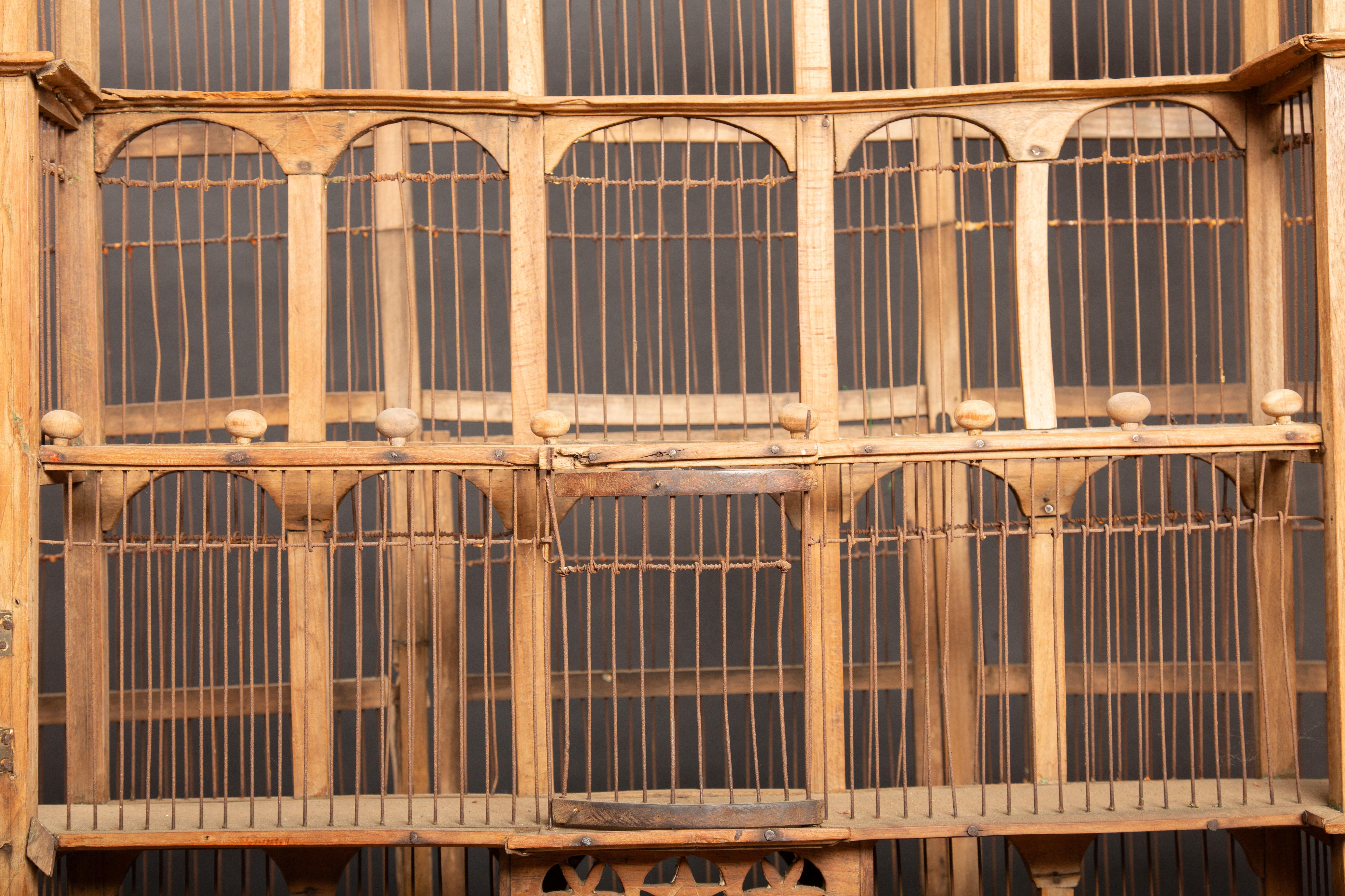 Ancienne cage à oiseaux en bois et fil de fer du 19e siècle The House of Antiques : Timeless Elegance en vente 3