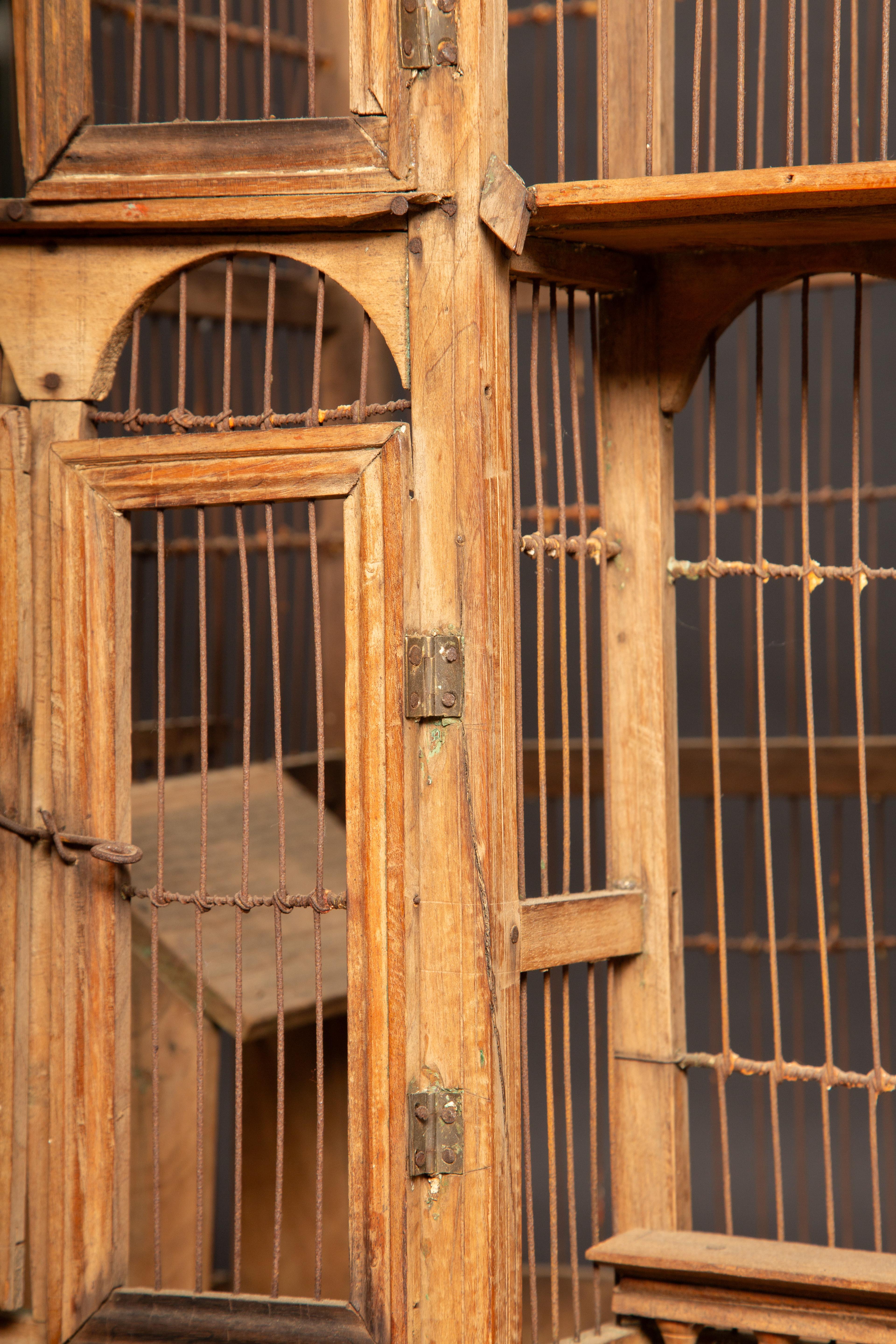 Ancienne cage à oiseaux en bois et fil de fer du 19e siècle The House of Antiques : Timeless Elegance en vente 5