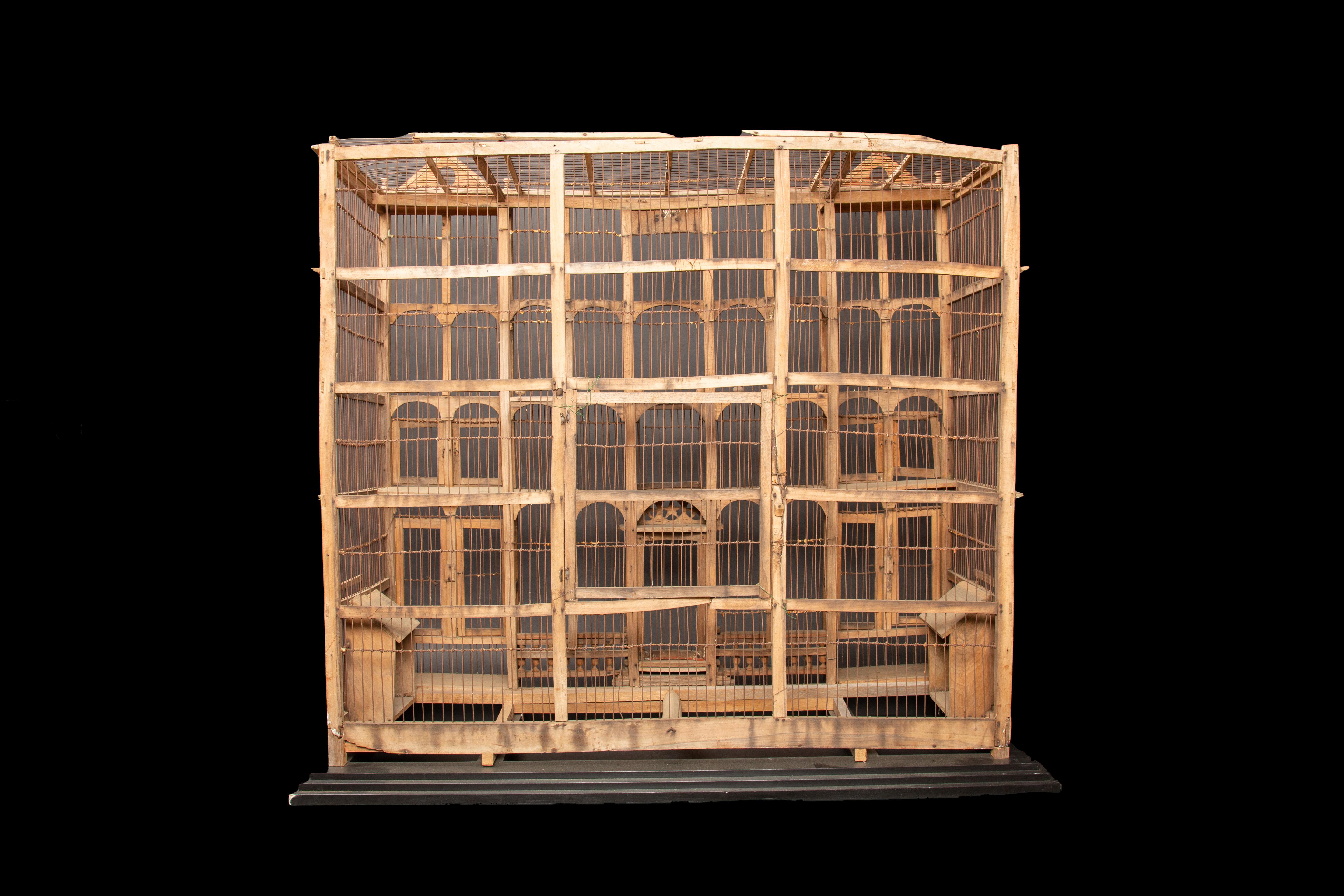 Ancienne cage à oiseaux en bois et fil de fer du 19e siècle The House of Antiques : Timeless Elegance en vente 9