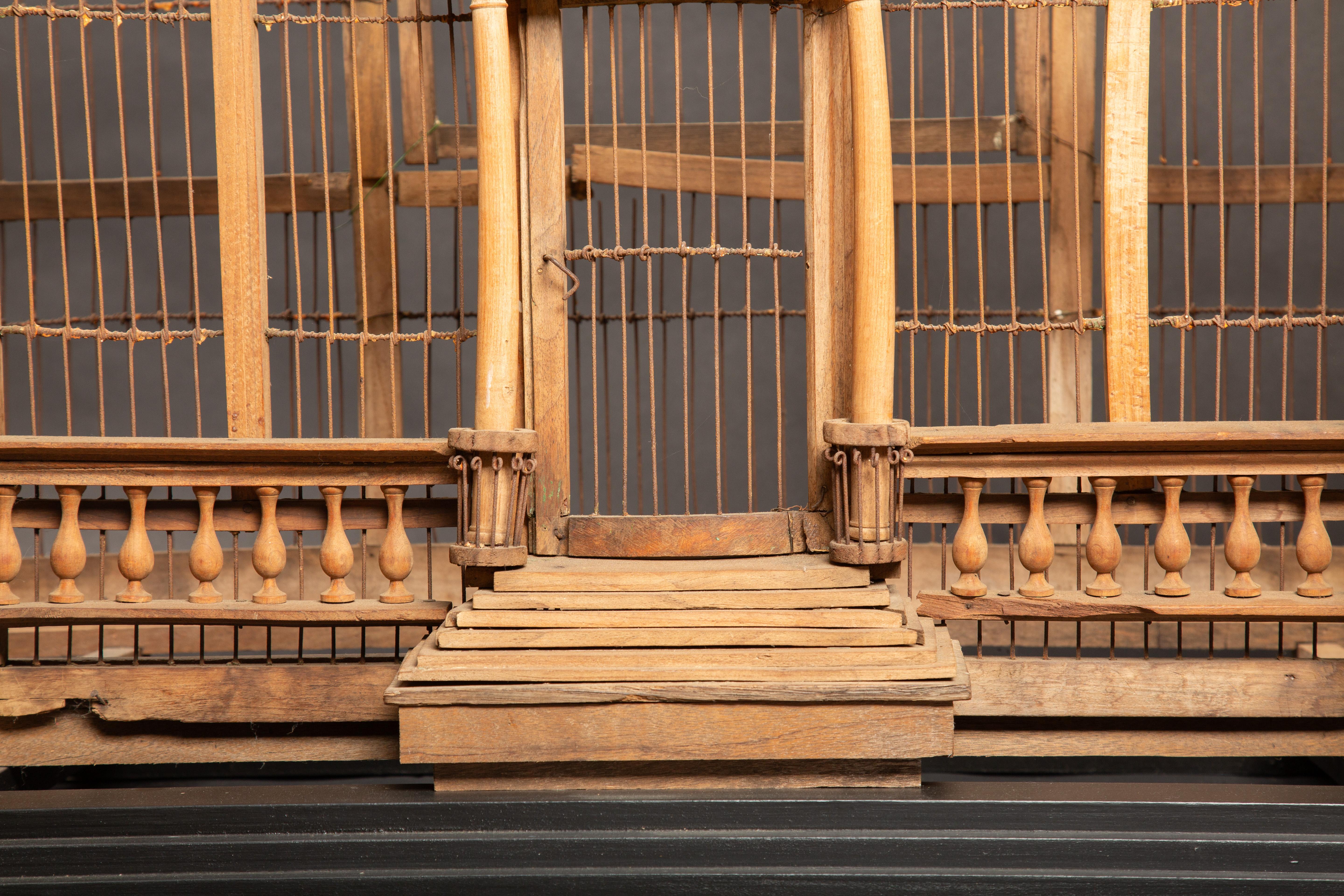 XIXe siècle Ancienne cage à oiseaux en bois et fil de fer du 19e siècle The House of Antiques : Timeless Elegance en vente