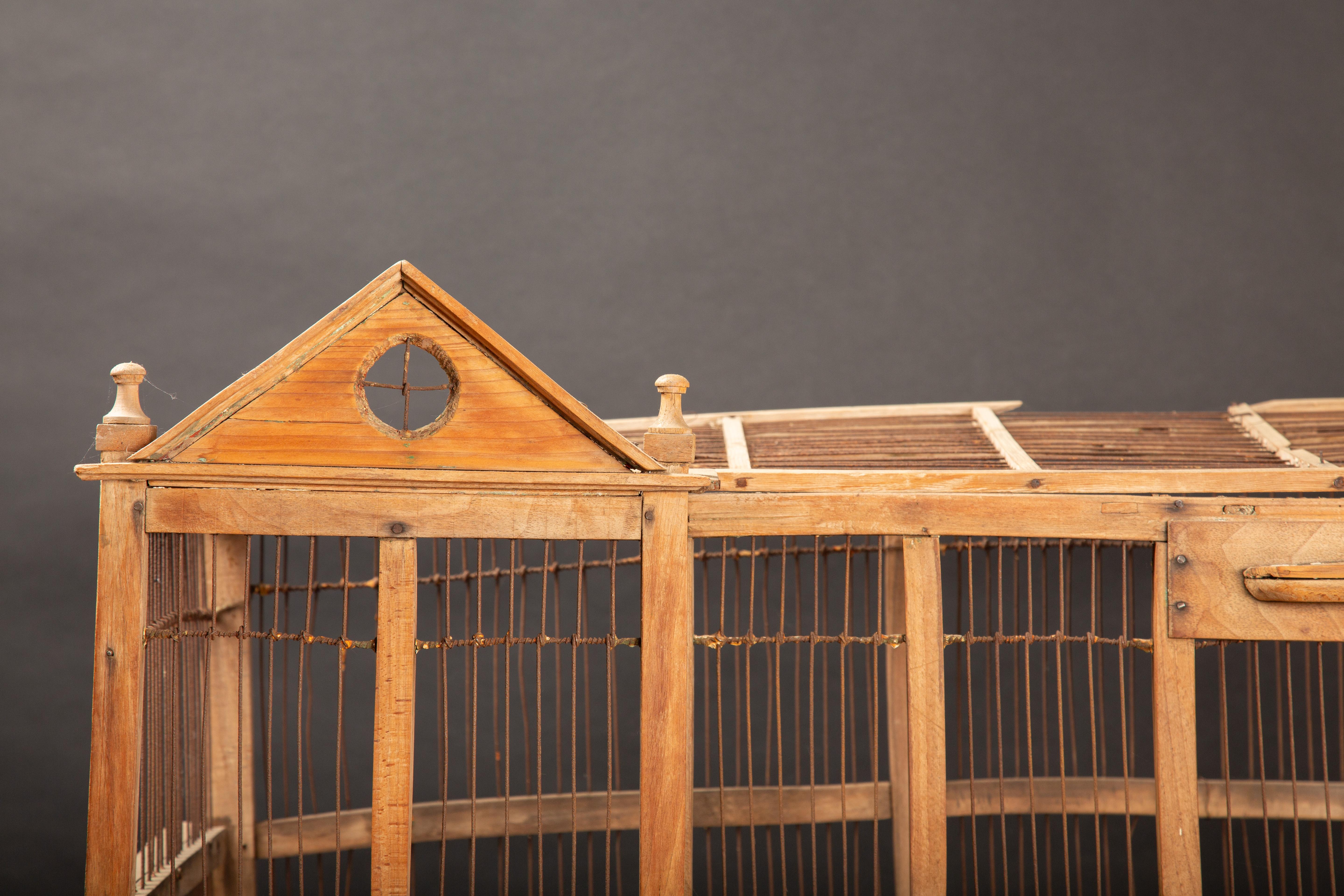 Fil de fer Ancienne cage à oiseaux en bois et fil de fer du 19e siècle The House of Antiques : Timeless Elegance en vente