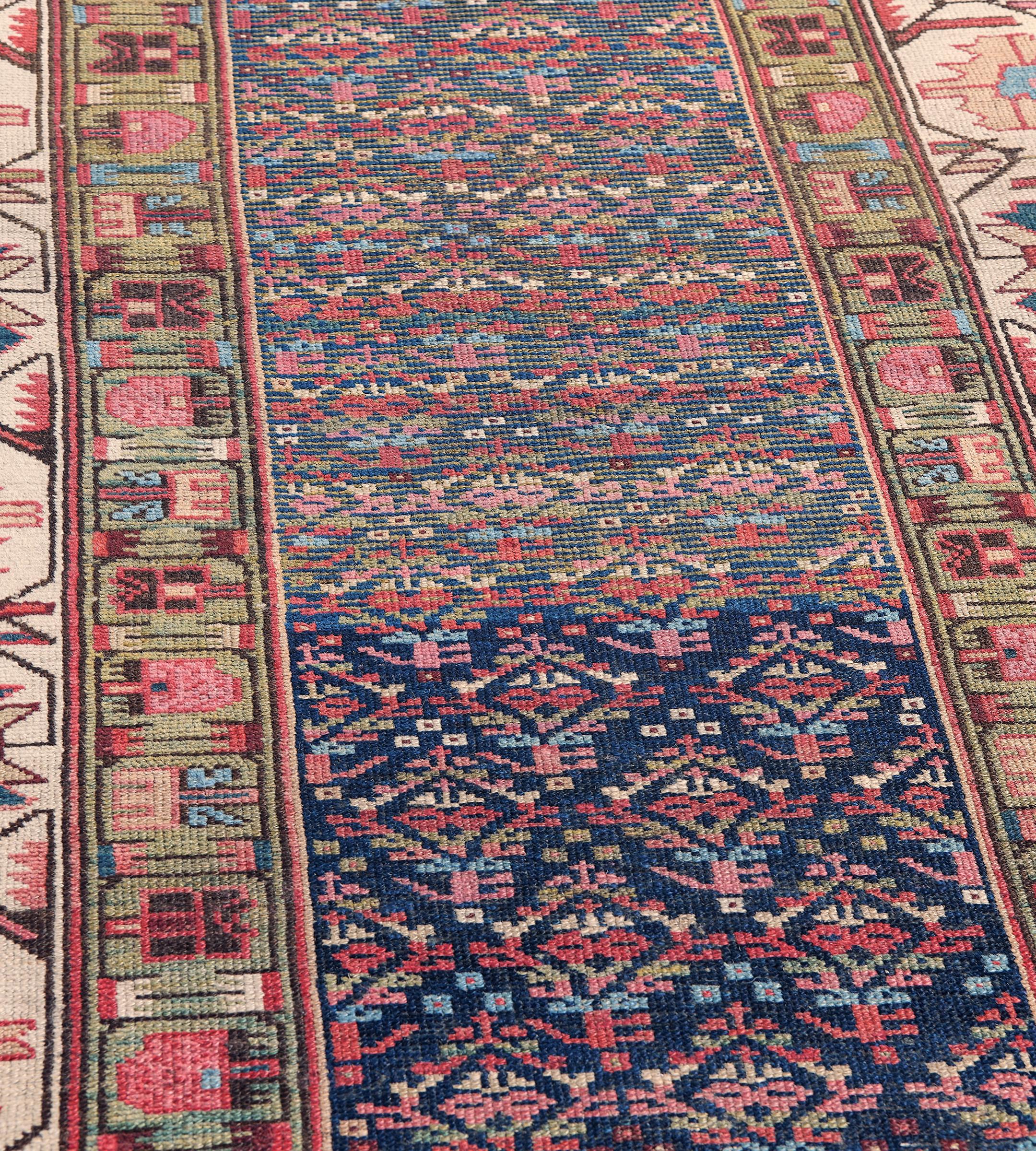 Dieser antike persische Malayer-Läufer hat ein schattiertes himmelblaues Feld mit diagonalen Reihen von polychromen Boteh, in einer breiten elfenbeinfarbenen Bordüre aus eckigen Ranken, die Rauten bilden, von denen jede ein Meeresblau enthält, das