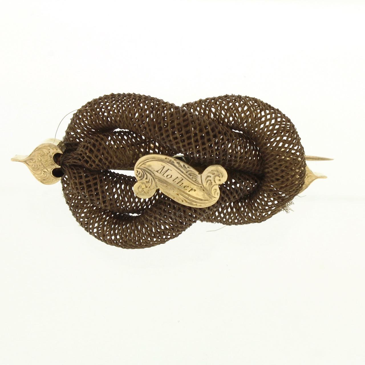 Victorien Broche de deuil ou épingle de deuil ancienne en poils tissés du 19ème siècle gravée « Mère » en vente