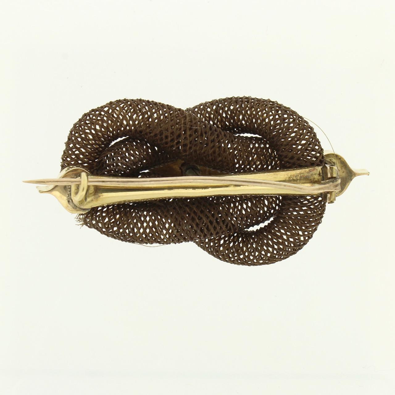Broche de deuil ou épingle de deuil ancienne en poils tissés du 19ème siècle gravée « Mère » en vente 1