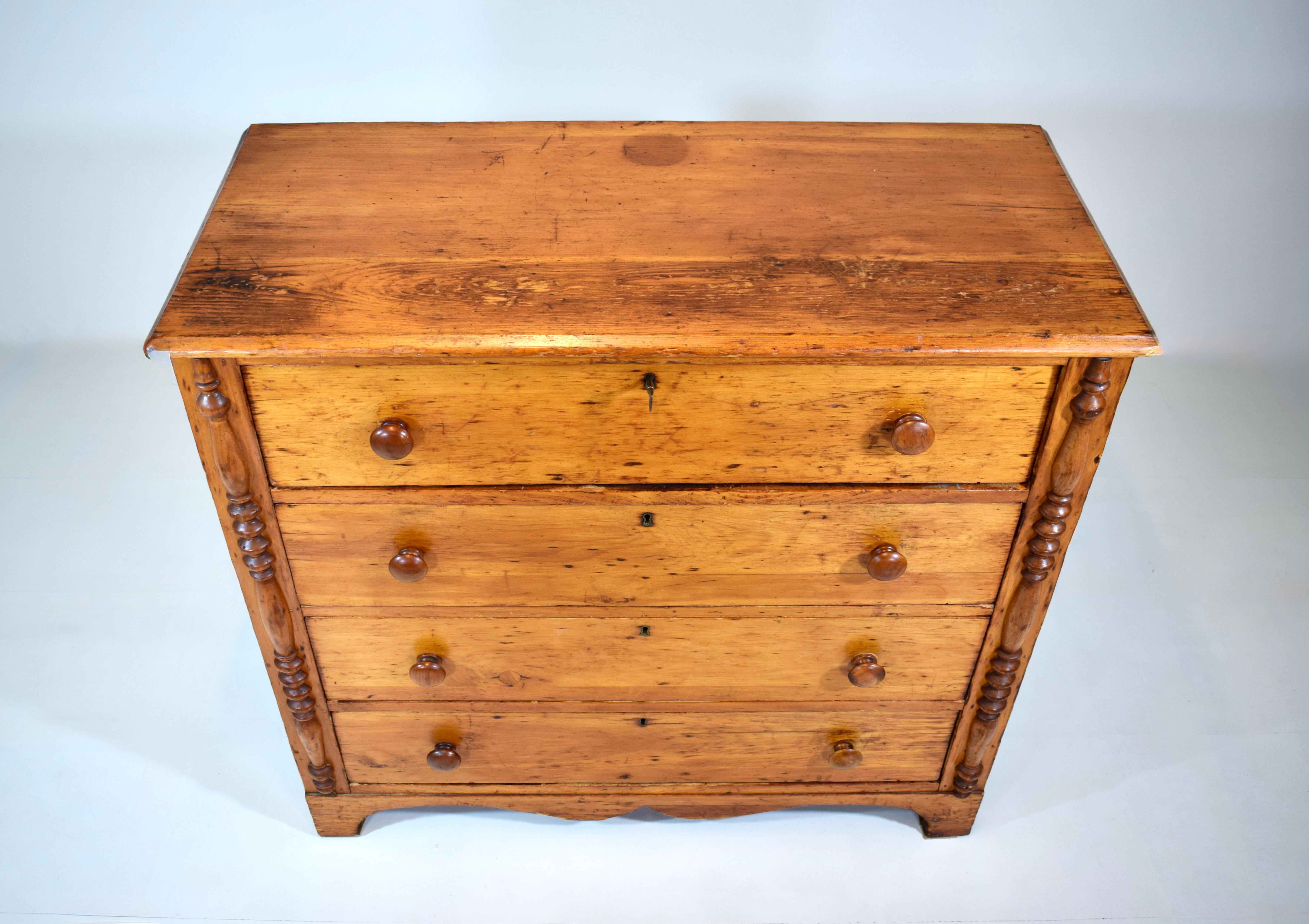 Fine del XIX secolo. Cassettone in pino giallo americano con 4 cassetti a coda di rondine in condizioni solide con serrature e chiavi funzionanti.  Finitura miele originale patinata naturalmente con falegnameria completamente rinforzata, pronta per
