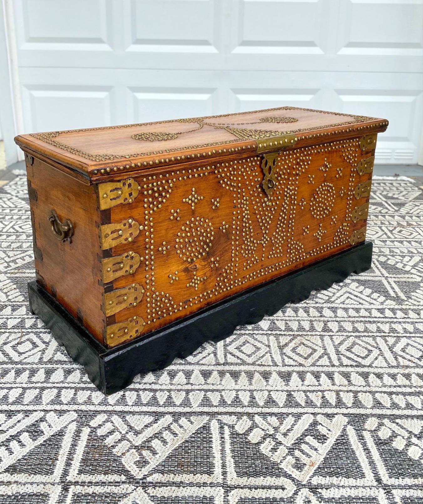 Tribal Ancienne commode Zanzibar du 19ème siècle en bois de teck recouvert de laiton avec clous en laiton en vente