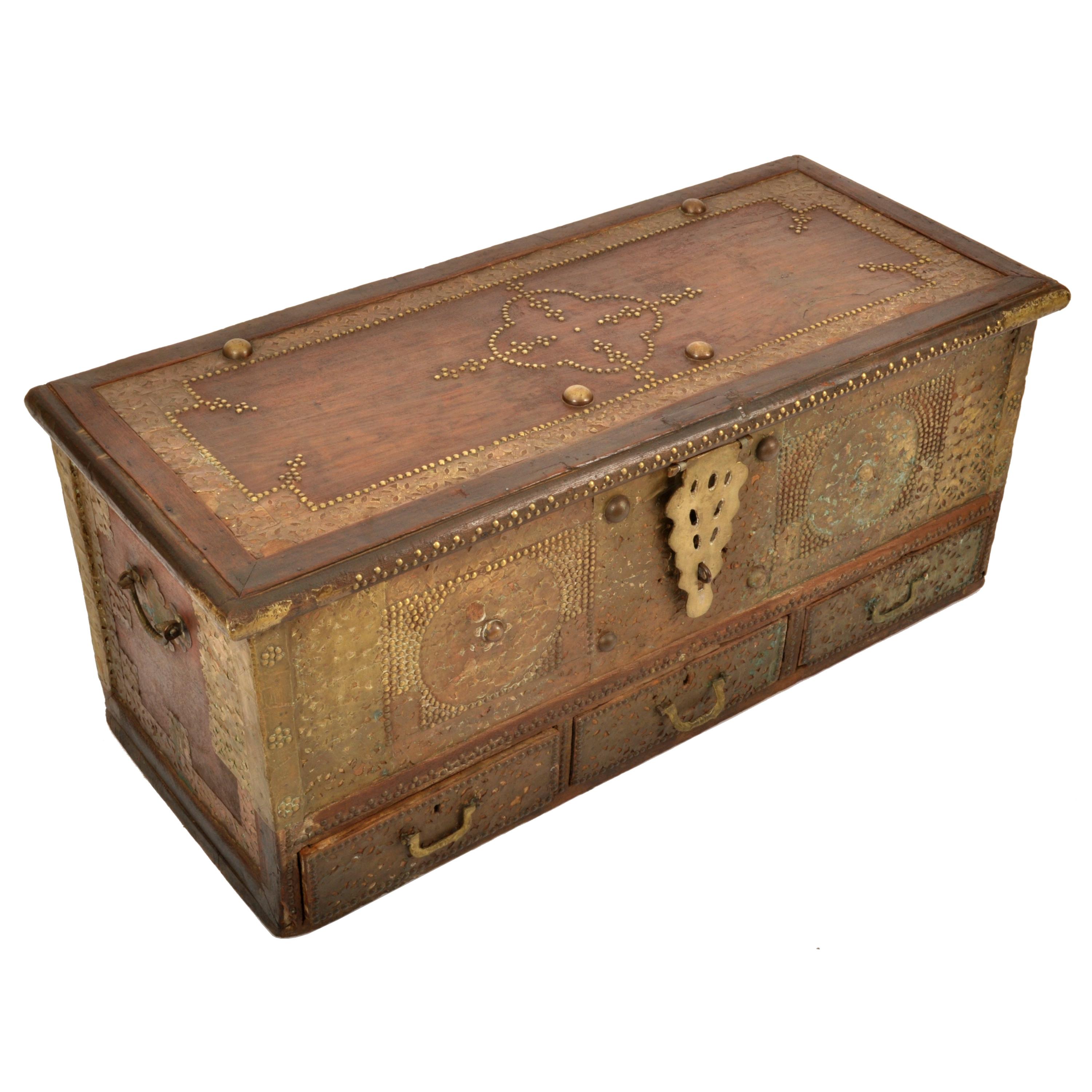 Antike Zanzibar Shirazi Dowry-Kommode aus Messing mit Ohrsteckern und Kupferbeschlägen aus dem 19. Jahrhundert, 1850 (Bahrainisch)