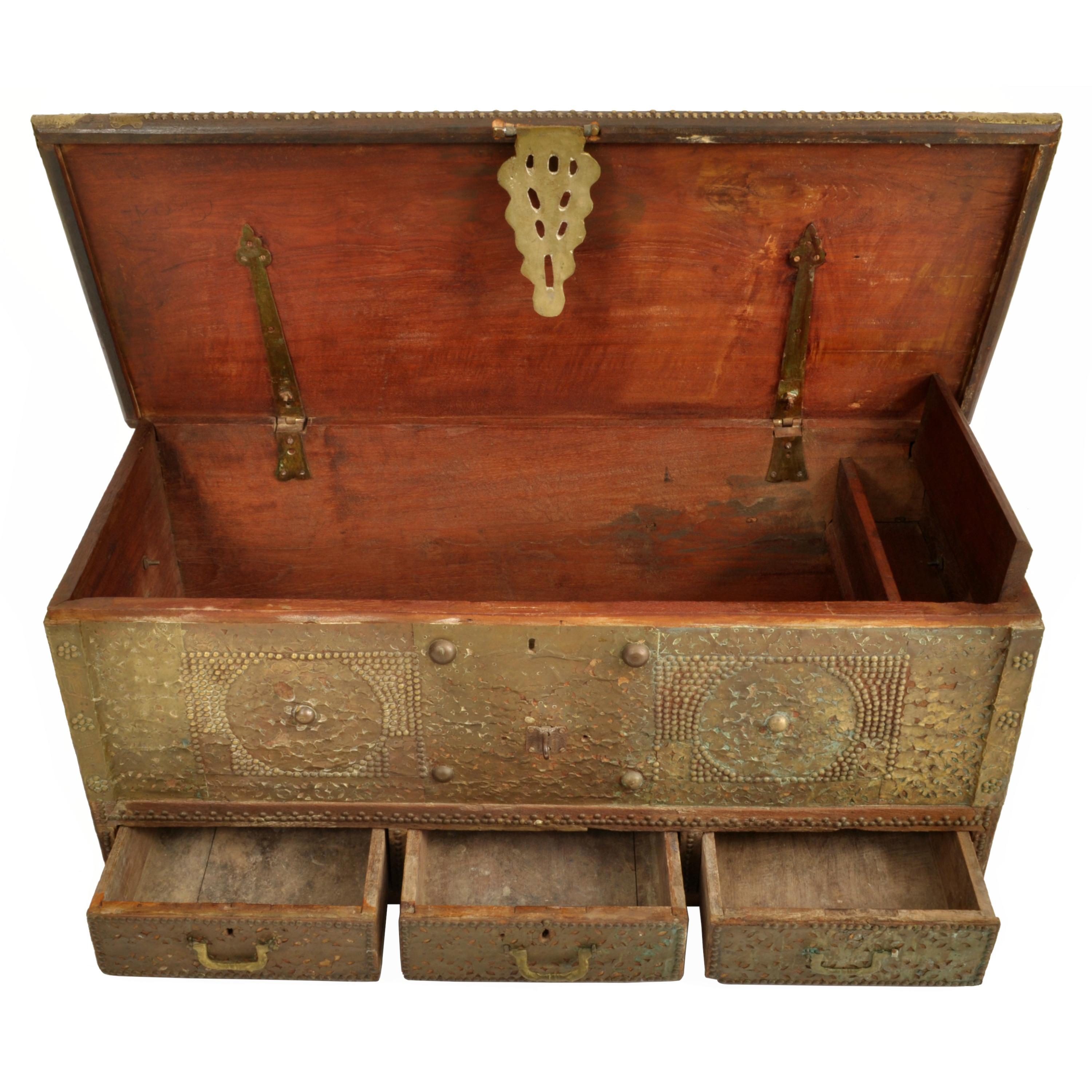 Antike Zanzibar Shirazi Dowry-Kommode aus Messing mit Ohrsteckern und Kupferbeschlägen aus dem 19. Jahrhundert, 1850 2