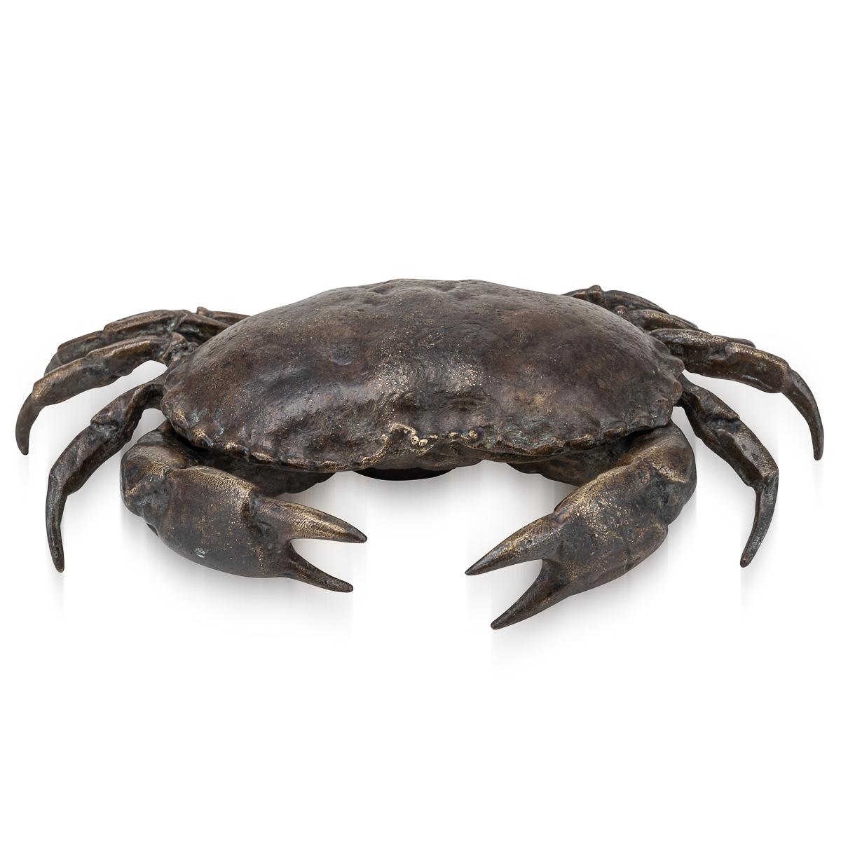 Crabe ancien en bronze du 19e siècle avec une doublure en verre dissimulée sous la carapace, conçu pour servir le caviar. Un exemple frappant de l'extravagance victorienne. Un superbe ajout à tout intérieur, à la fois fonctionnel et