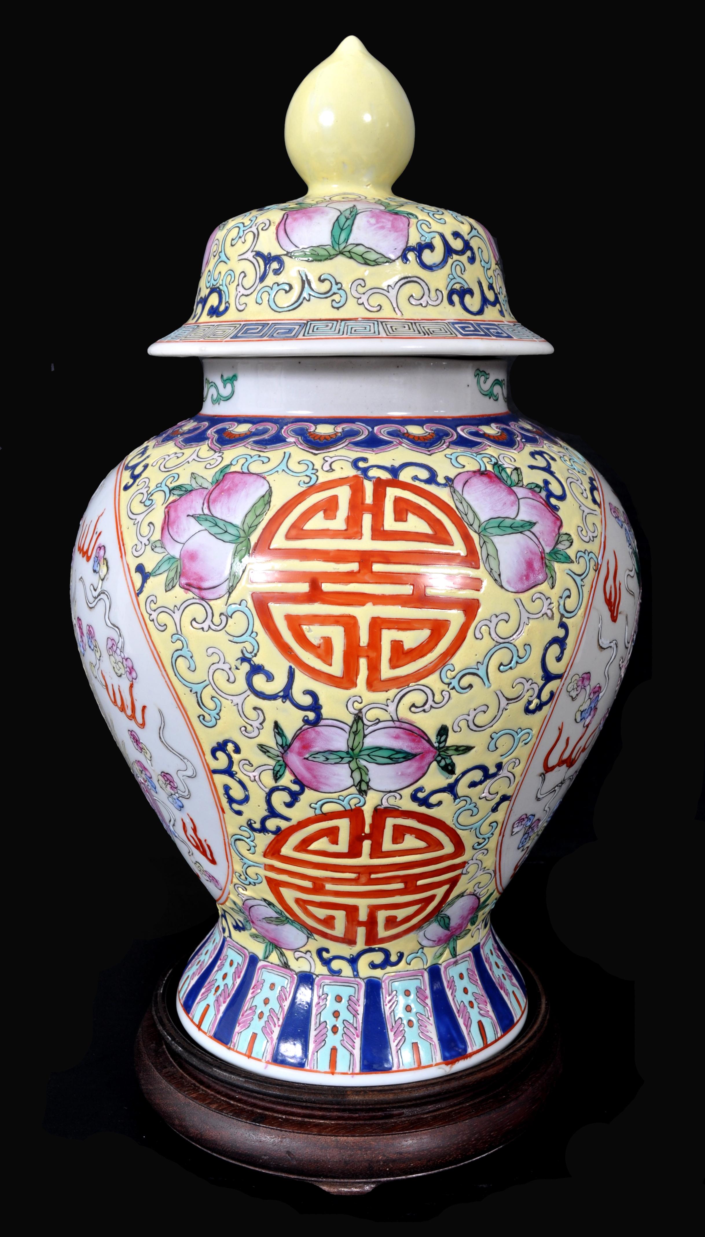 Ancien pot à gingembre à couvercle en porcelaine impériale de la dynastie chinoise Qing du 19e siècle, vers 1880. La jarre est de grande taille et somptueusement décorée d'émaux, le devant du vase représentant un dragon impérial à cinq doigts