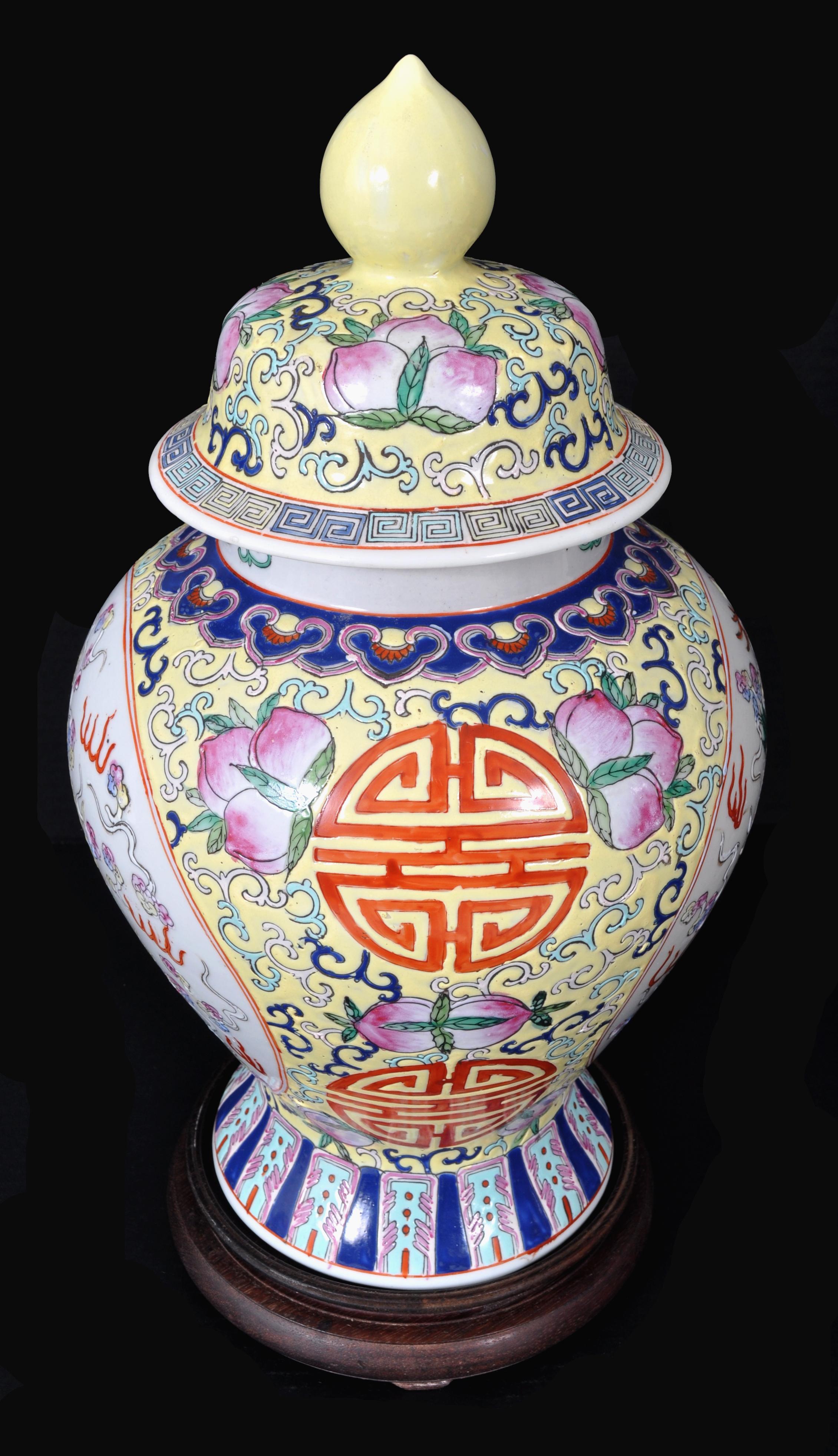 Peint à la main Jarre à gingembre à couvercle en porcelaine impériale de la dynastie Qing du 19e siècle, 1880 en vente