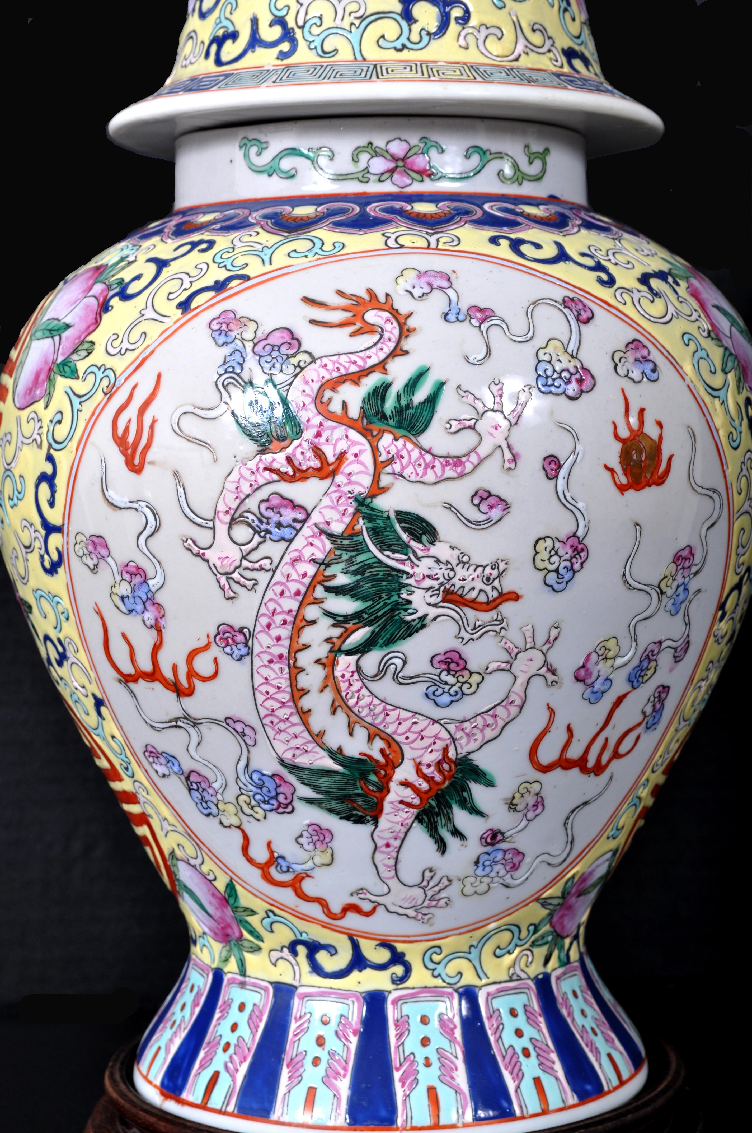 Hand-Painted 19th Century Chinese Qing Dynasty Imperial Porcelain Lidded Ginger Jar, 1880 For Sale