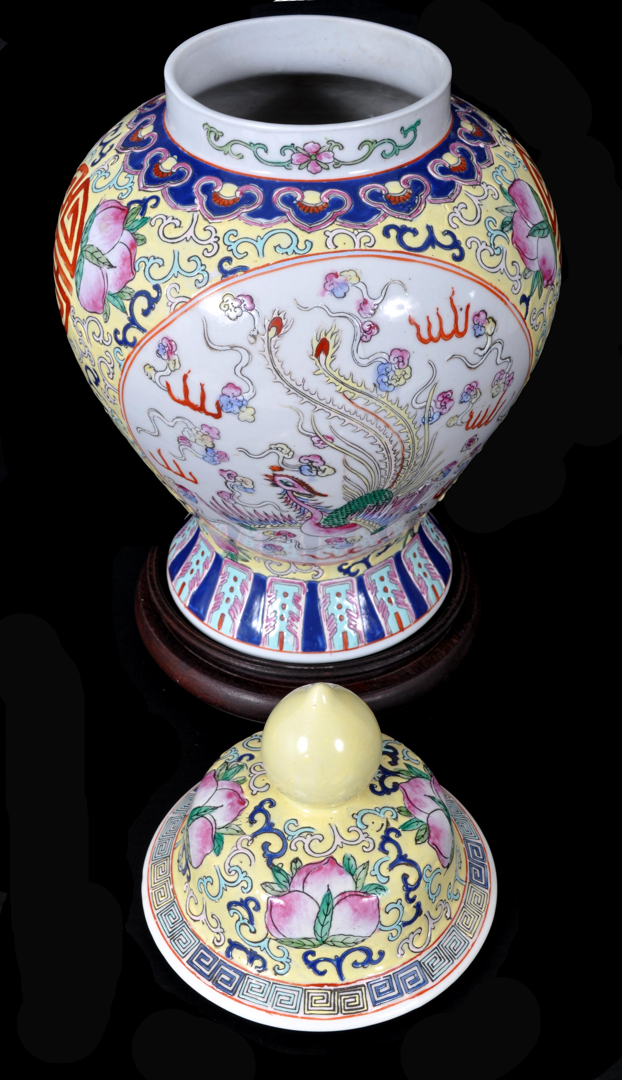 Porcelaine Jarre à gingembre à couvercle en porcelaine impériale de la dynastie Qing du 19e siècle, 1880 en vente
