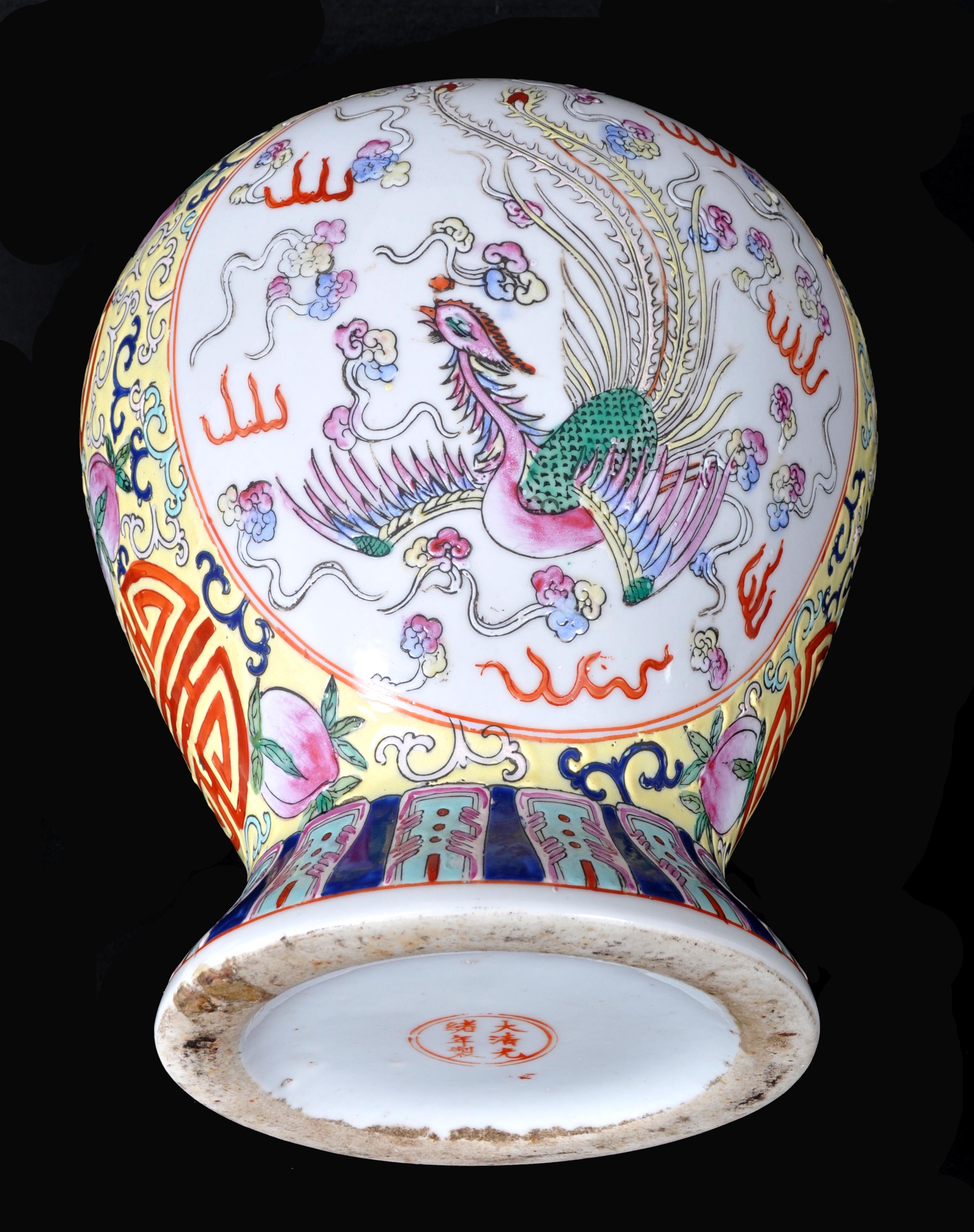 Jarre à gingembre à couvercle en porcelaine impériale de la dynastie Qing du 19e siècle, 1880 en vente 1