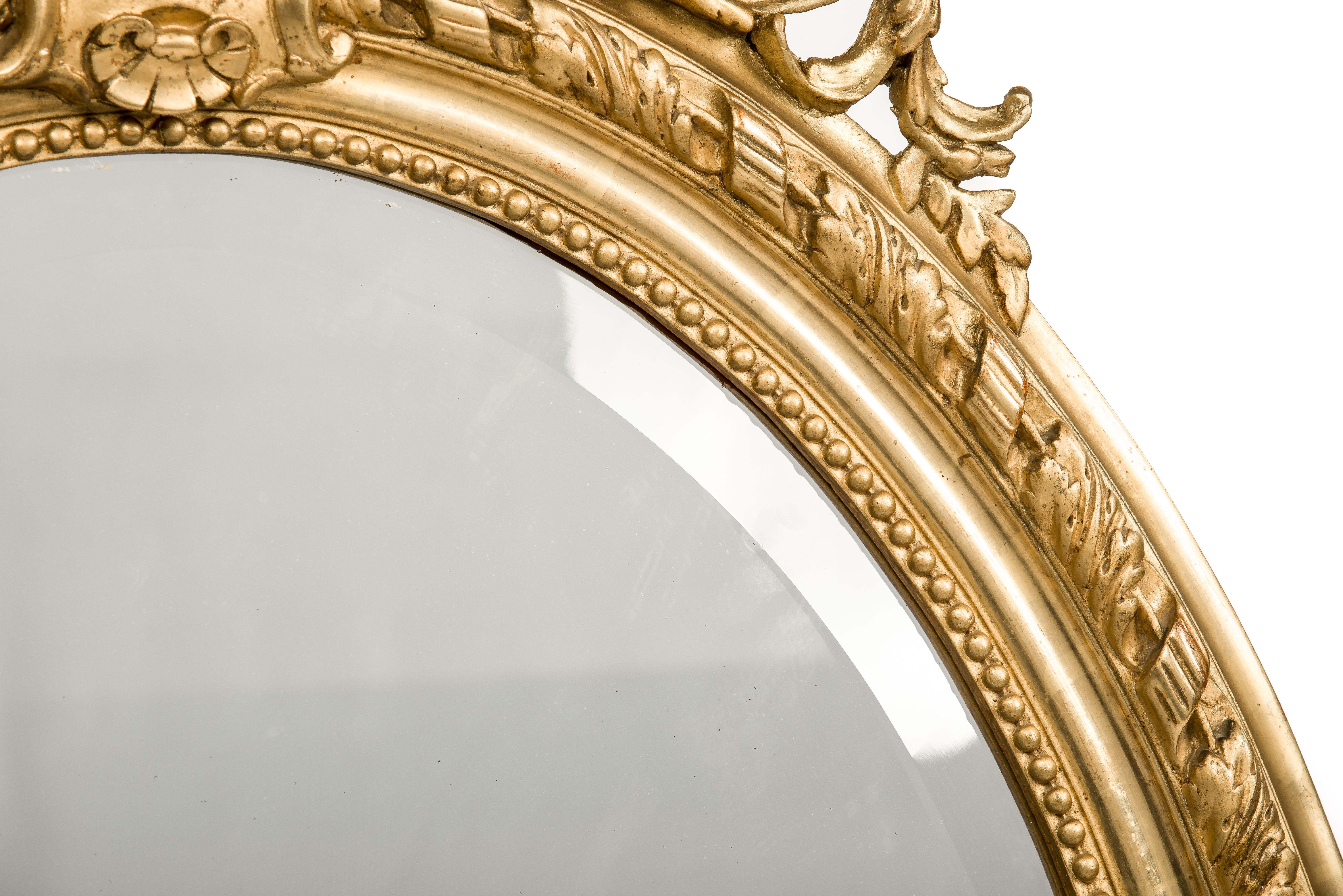 Français Miroir ovale français ancien du 19ème siècle de style Louis XVI, doré à la feuille d'or avec verre facetté en vente