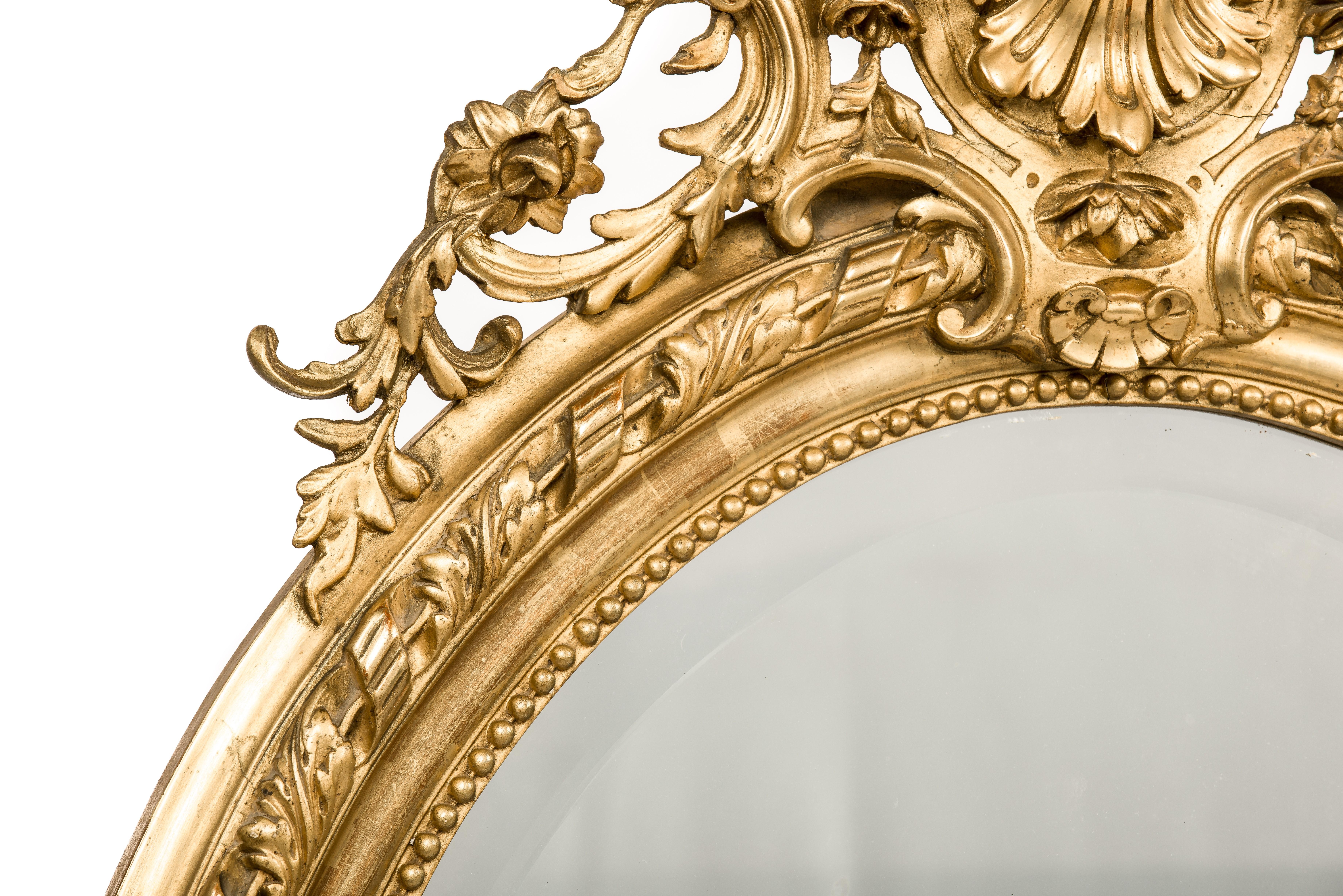 Doré Miroir ovale français ancien du 19ème siècle de style Louis XVI, doré à la feuille d'or avec verre facetté en vente