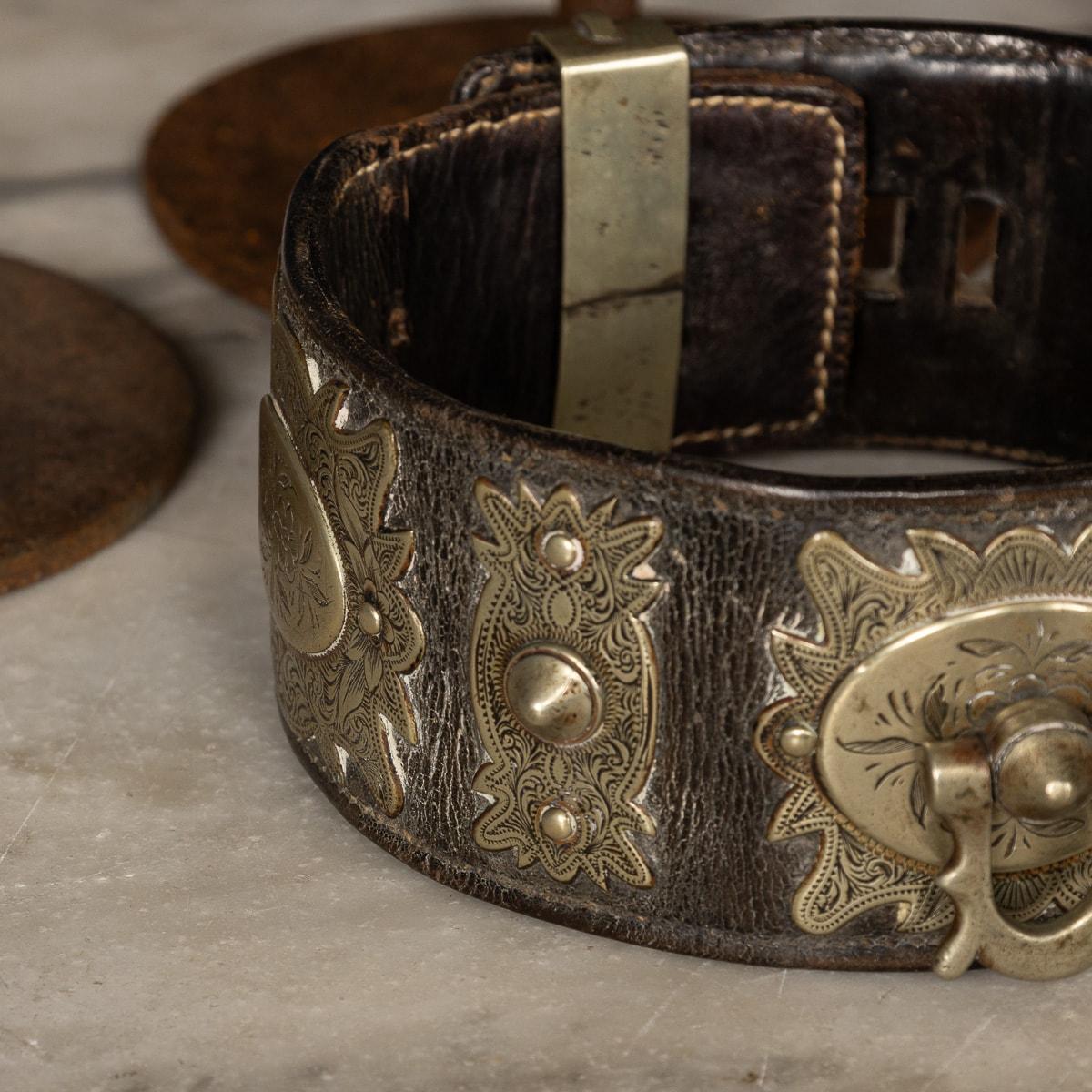 Antico XIX  Collection'S di sette collari per cani in pelle e metallo su supporto c.1800 in vendita 4