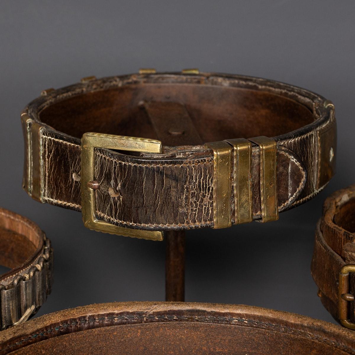 Antico XIX  Collection'S di sette collari per cani in pelle e metallo su supporto c.1800 in vendita 5