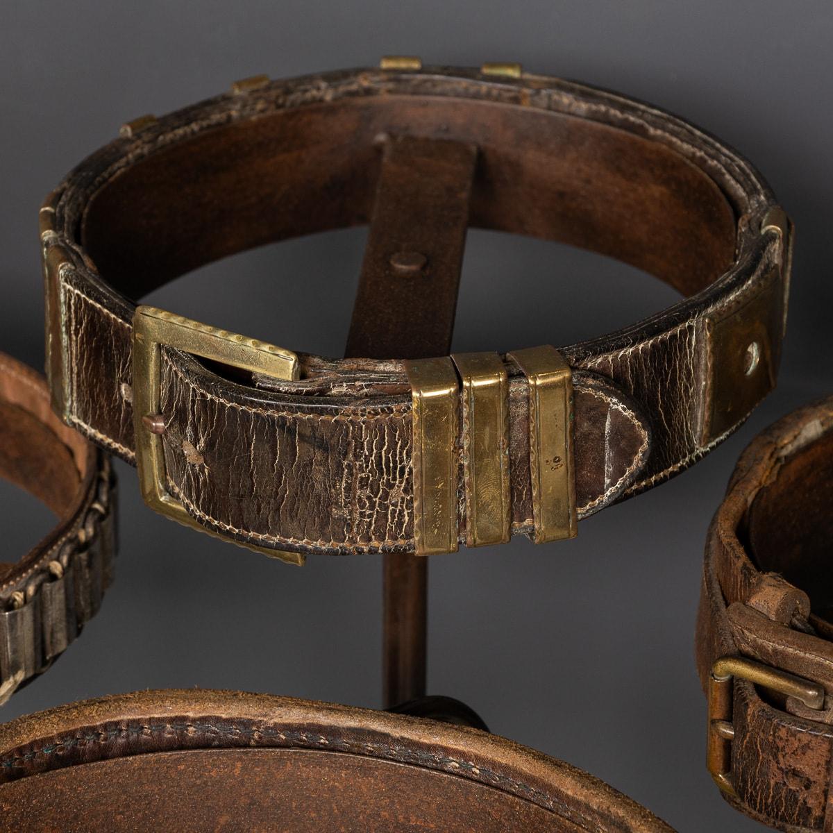 Antico XIX  Collection'S di sette collari per cani in pelle e metallo su supporto c.1800 in vendita 6