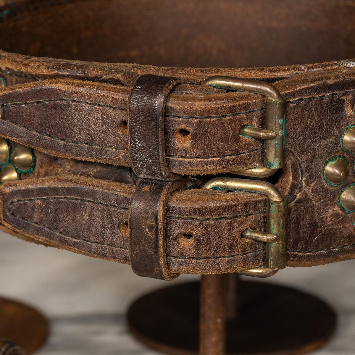 Antico XIX  Collection'S di sette collari per cani in pelle e metallo su supporto c.1800 in vendita 8