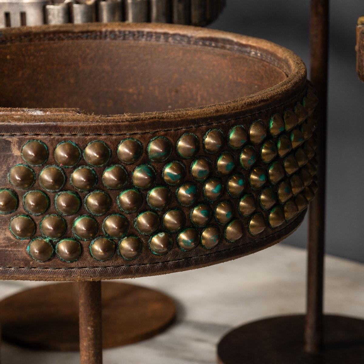 Antico XIX  Collection'S di sette collari per cani in pelle e metallo su supporto c.1800 in vendita 9