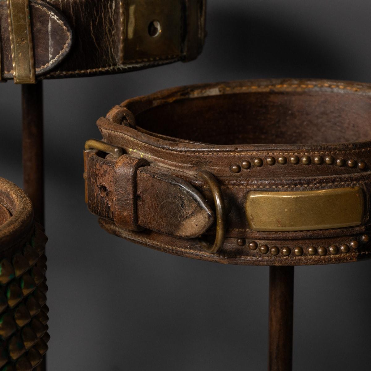 Antico XIX  Collection'S di sette collari per cani in pelle e metallo su supporto c.1800 in vendita 10