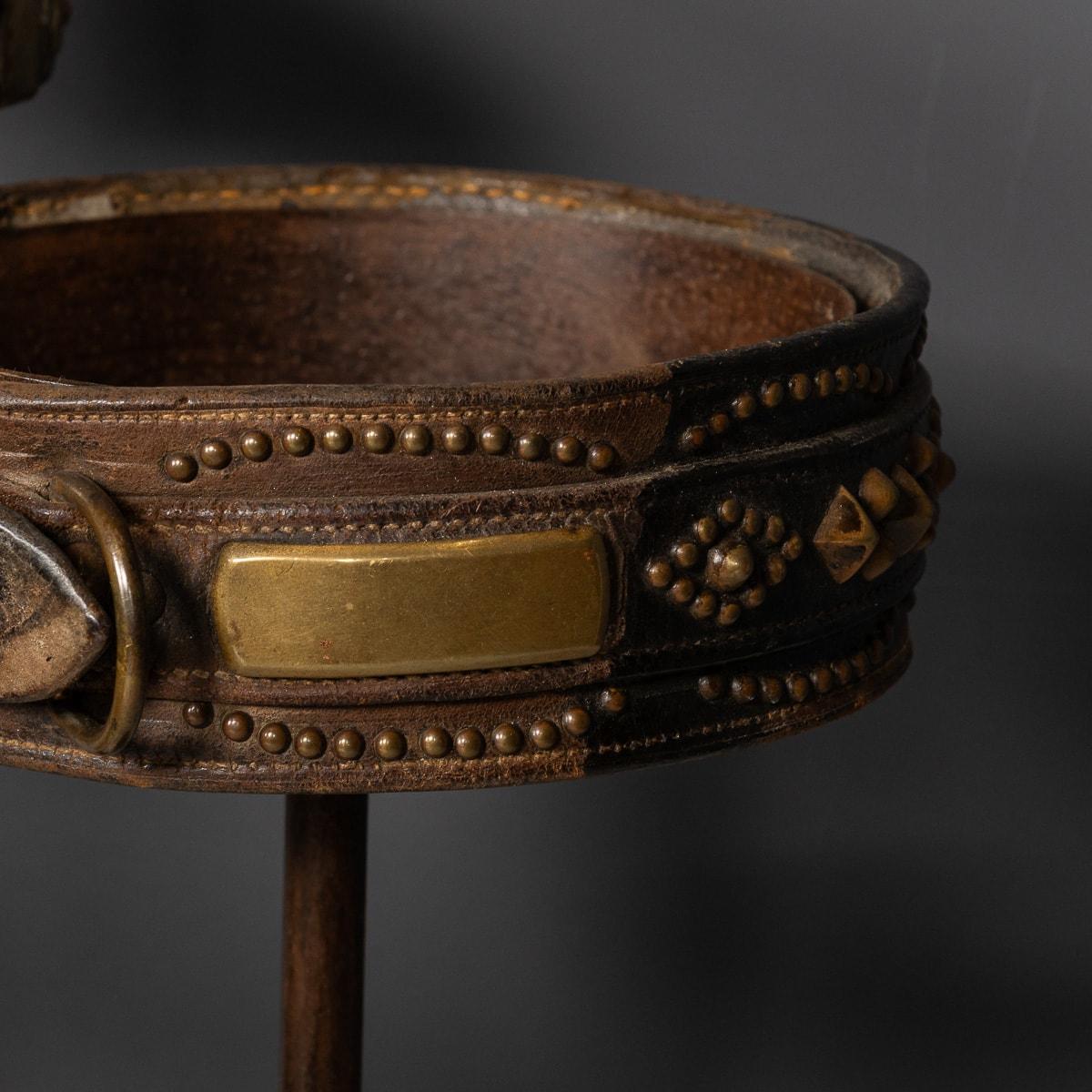 Antico XIX  Collection'S di sette collari per cani in pelle e metallo su supporto c.1800 in vendita 11