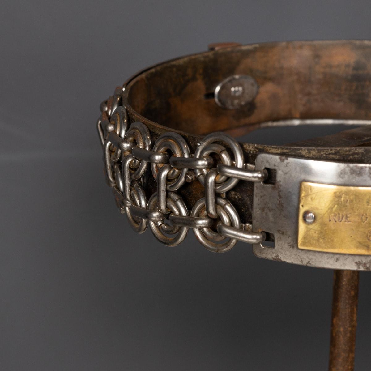 Antico XIX  Collection'S di sette collari per cani in pelle e metallo su supporto c.1800 In condizioni buone in vendita a Royal Tunbridge Wells, Kent