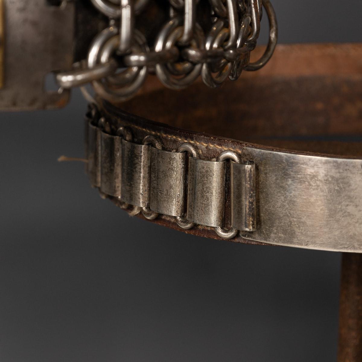 Inizio XIX secolo Antico XIX  Collection'S di sette collari per cani in pelle e metallo su supporto c.1800 in vendita