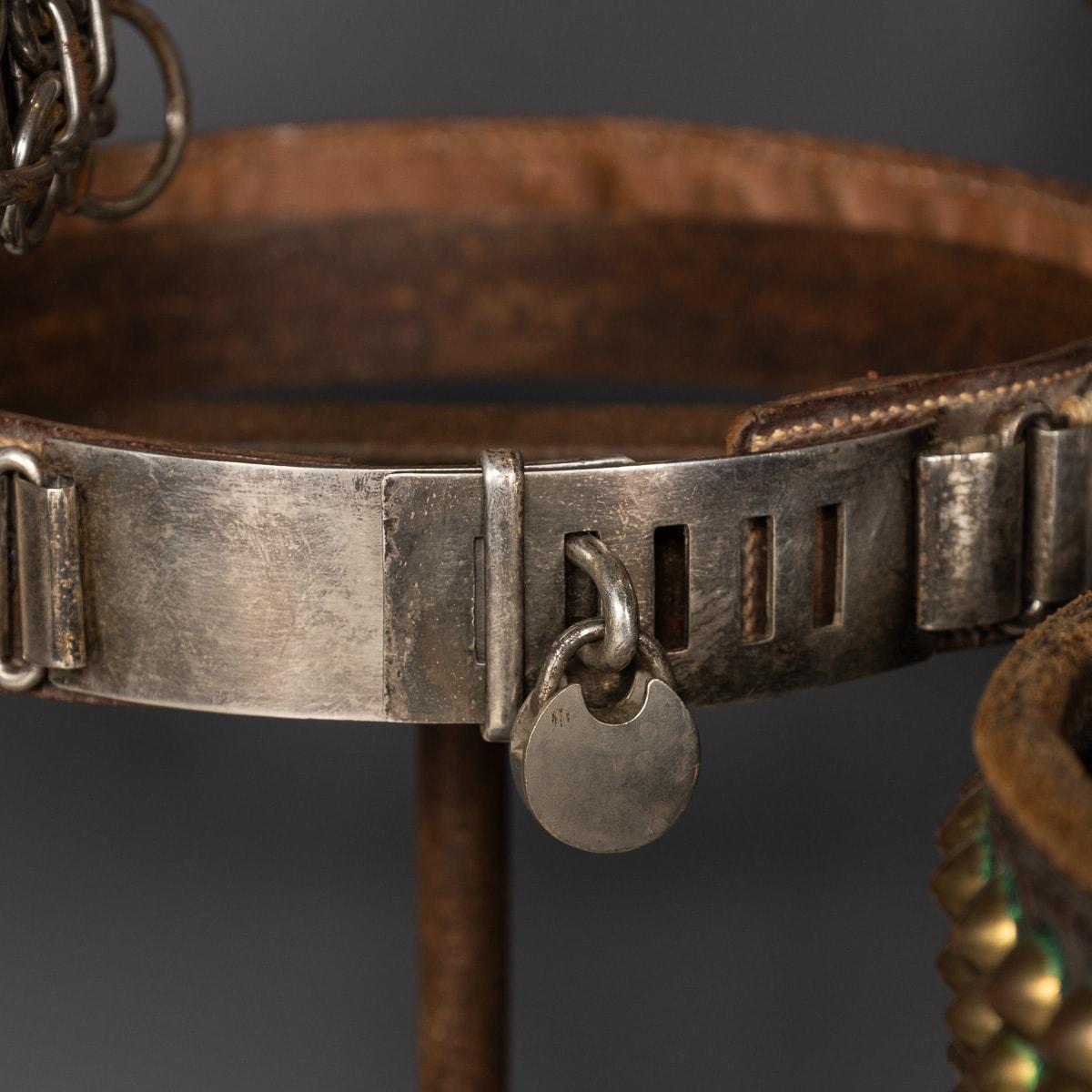 Metallo Antico XIX  Collection'S di sette collari per cani in pelle e metallo su supporto c.1800 in vendita