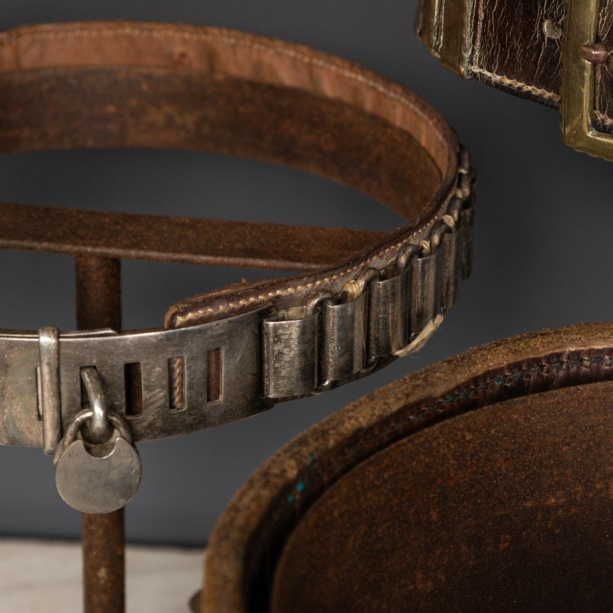 Antico XIX  Collection'S di sette collari per cani in pelle e metallo su supporto c.1800 in vendita 1