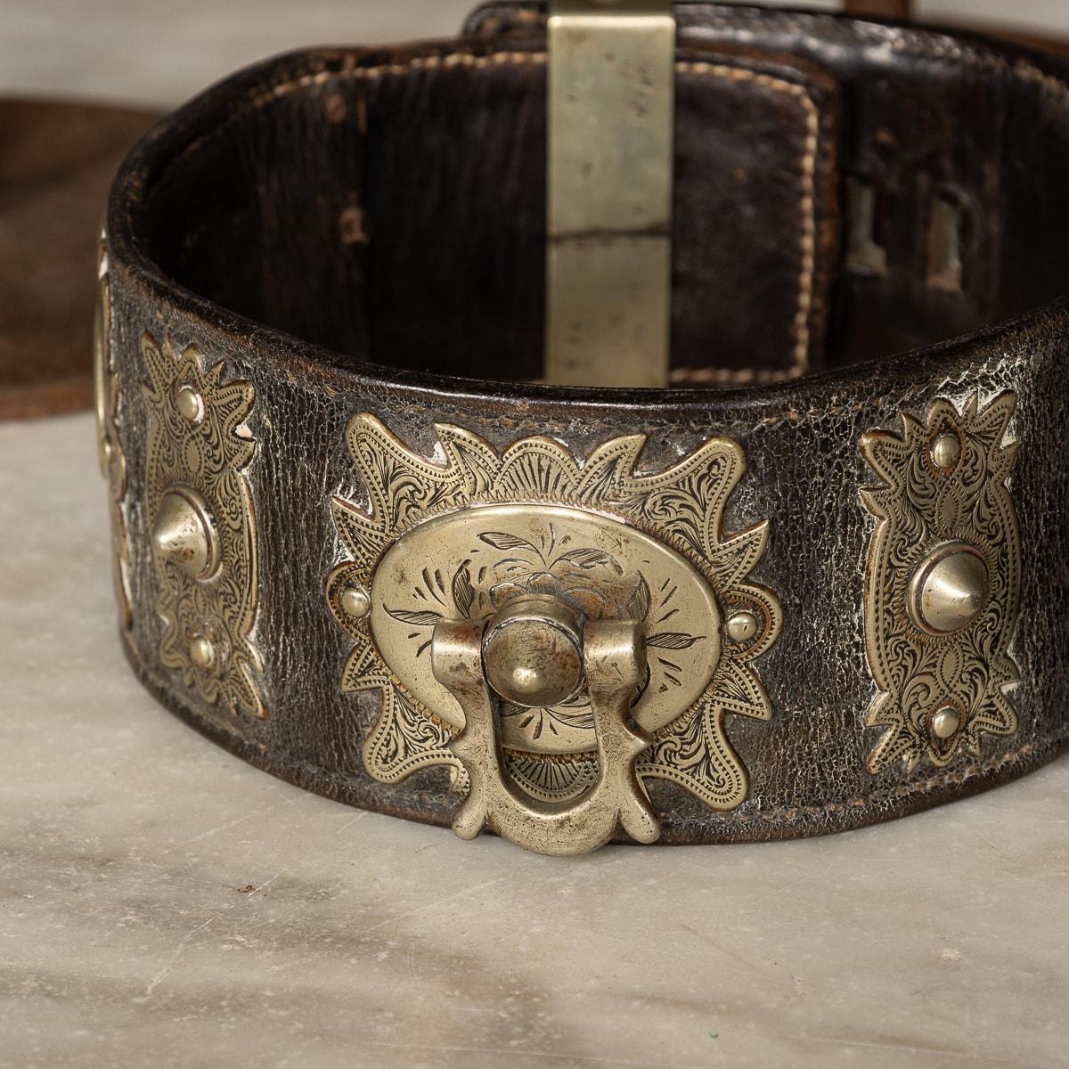 Antico XIX  Collection'S di sette collari per cani in pelle e metallo su supporto c.1800 in vendita 2