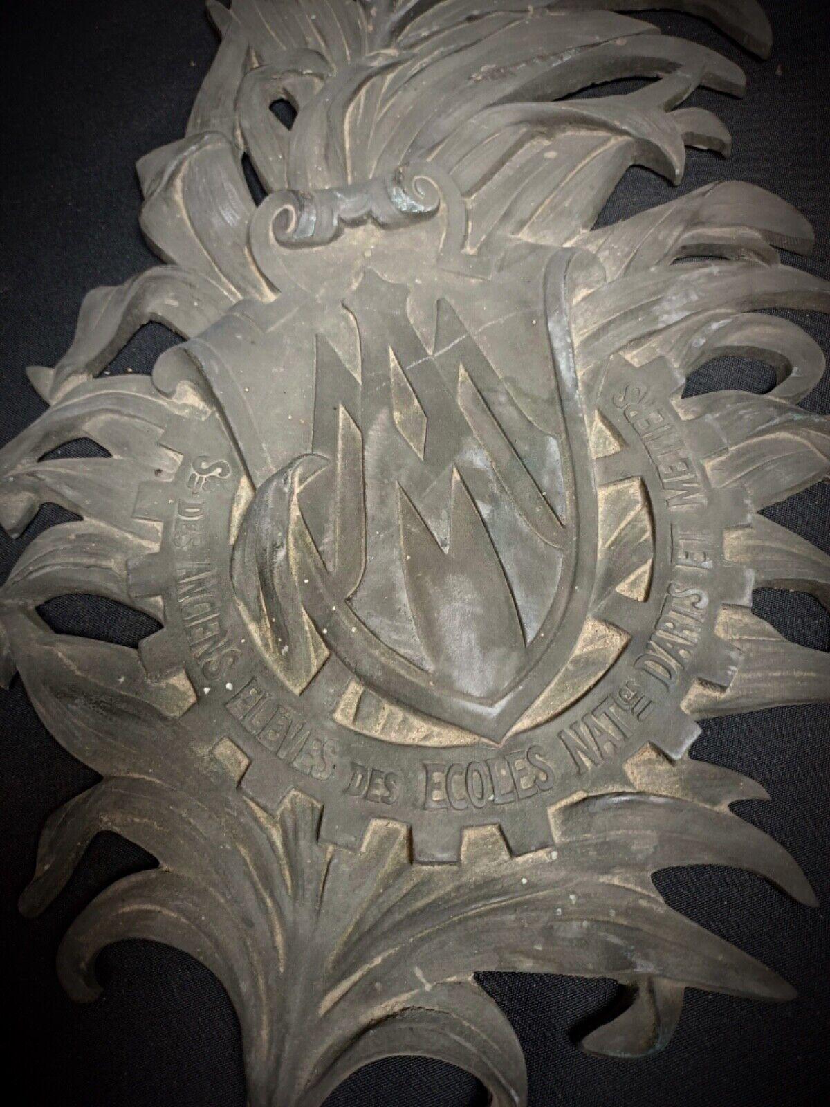 Cette exceptionnelle plaque de bronze ancienne, datant du XIXe siècle ou du début du XXe siècle, est une pièce rare et significative associée à la 