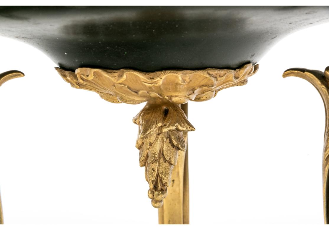 Jardinière ancienne à trois pieds en bronze et cuivre du 19ème siècle en vente 3