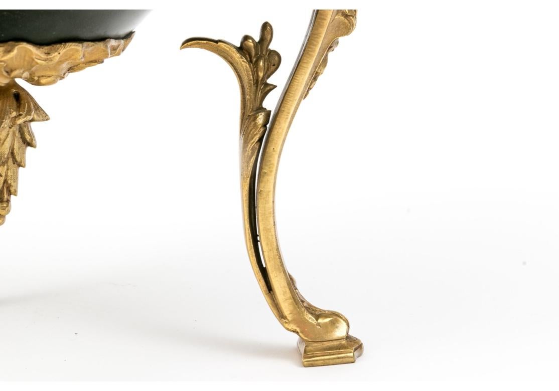 Jardinière en bronze français du 19e siècle avec insert en cuivre noir  bol avec des montures dorées composées de cartouches, de coquilles, de rinceaux et de motifs feuillagés. La coupe repose sur des pieds cabriole avec des éperons feuillagés et