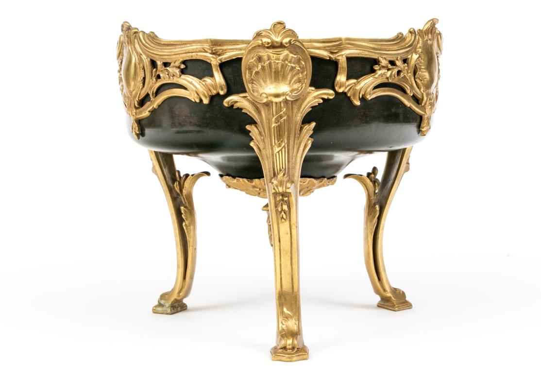 Rococo Jardinière ancienne à trois pieds en bronze et cuivre du 19ème siècle en vente