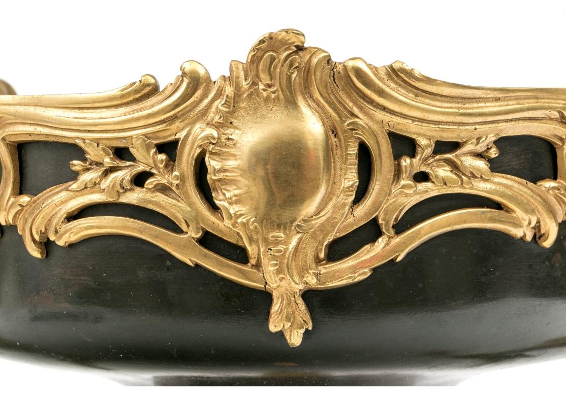 Bronze Jardinière ancienne à trois pieds en bronze et cuivre du 19ème siècle en vente