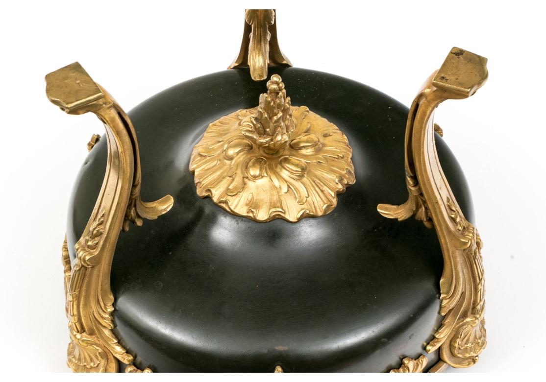 Jardinière ancienne à trois pieds en bronze et cuivre du 19ème siècle en vente 1