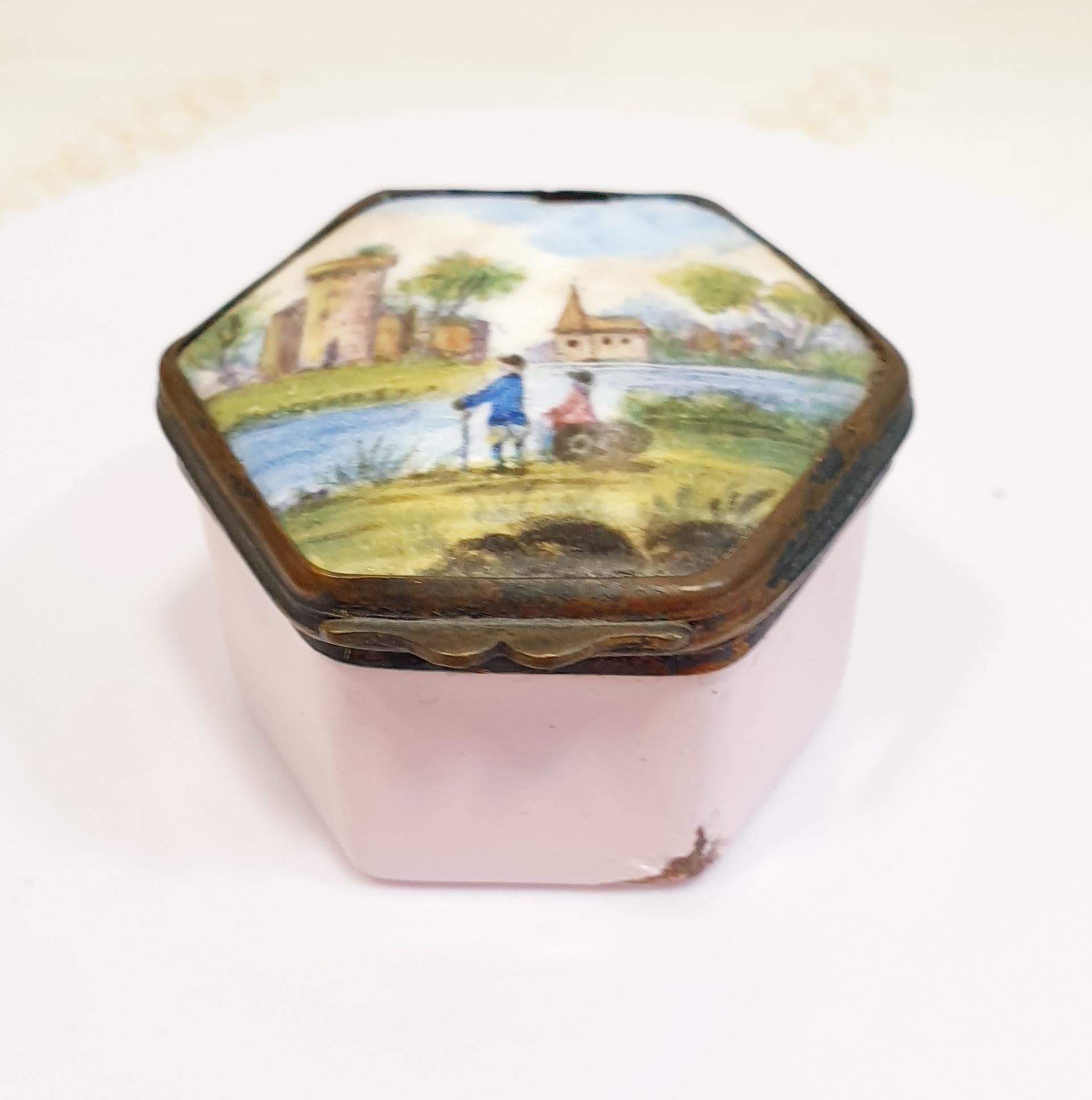 Romantique Boîte en porcelaine rose ancienne du 19ème siècle peinte à la main avec scène de Promenade en vente