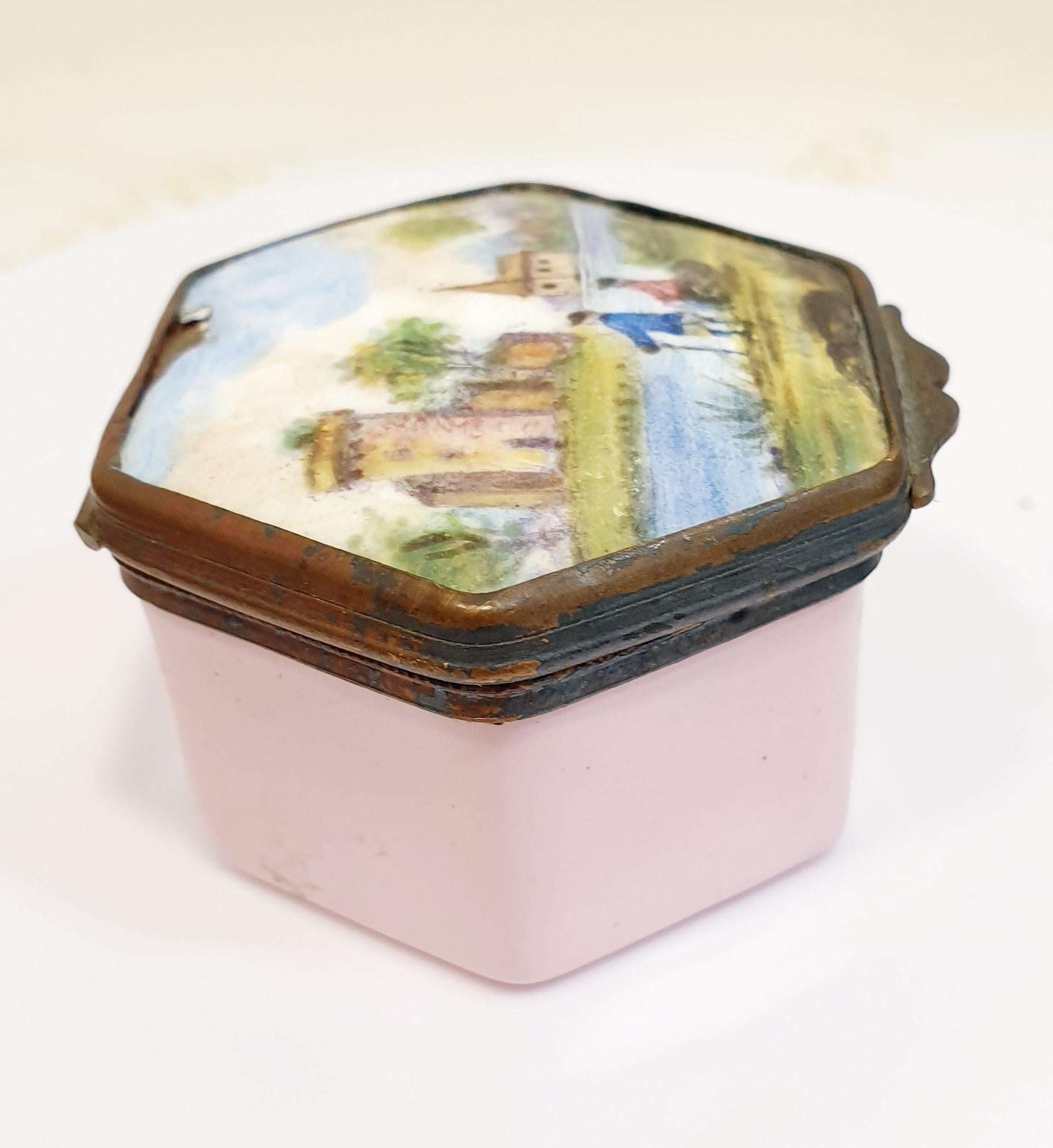 Français Boîte en porcelaine rose ancienne du 19ème siècle peinte à la main avec scène de Promenade en vente