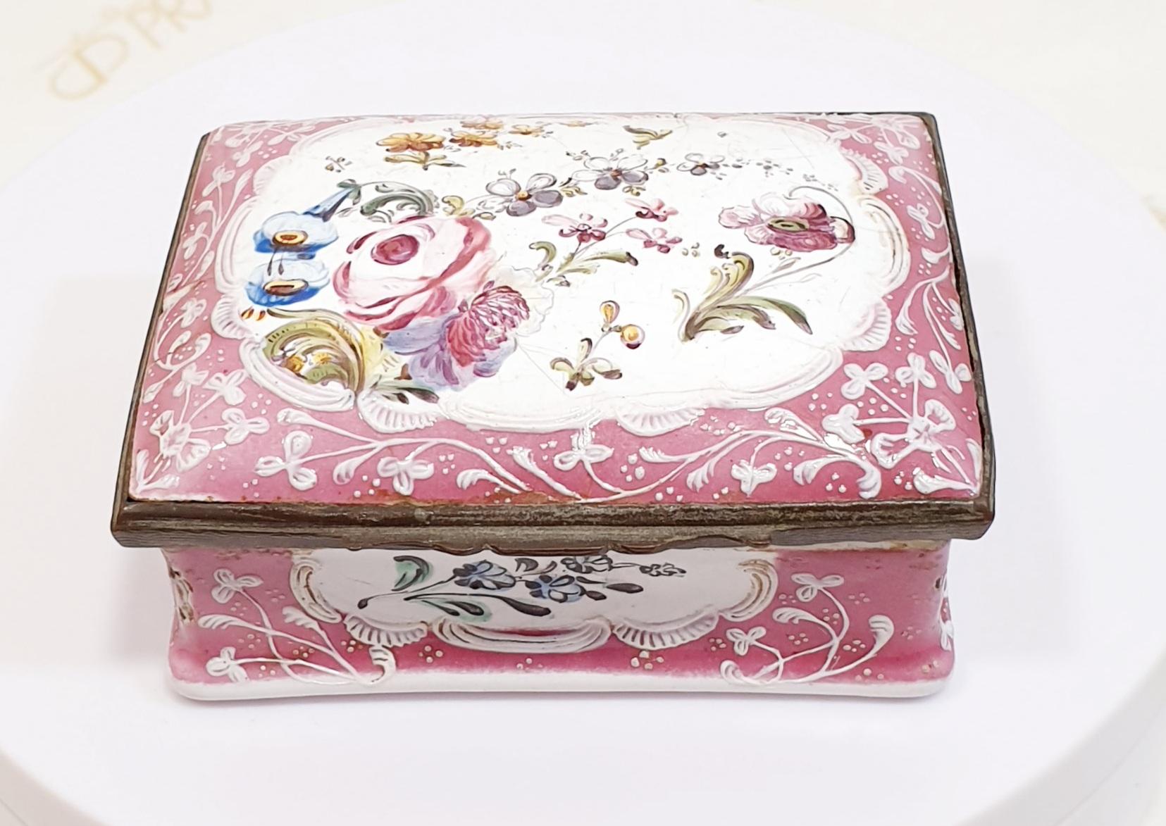 Antike 19. Schmuck Antike 19. Schmuck Hand gemalt rosa Porzellan-Box mit Blumen aprox 1880 
Perfektes Geschenk zur Dekoration oder zur Aufbewahrung persönlicher und wertvoller Gegenstände
Teil einer Sammlung von sechs 

PRADERA ist ein in