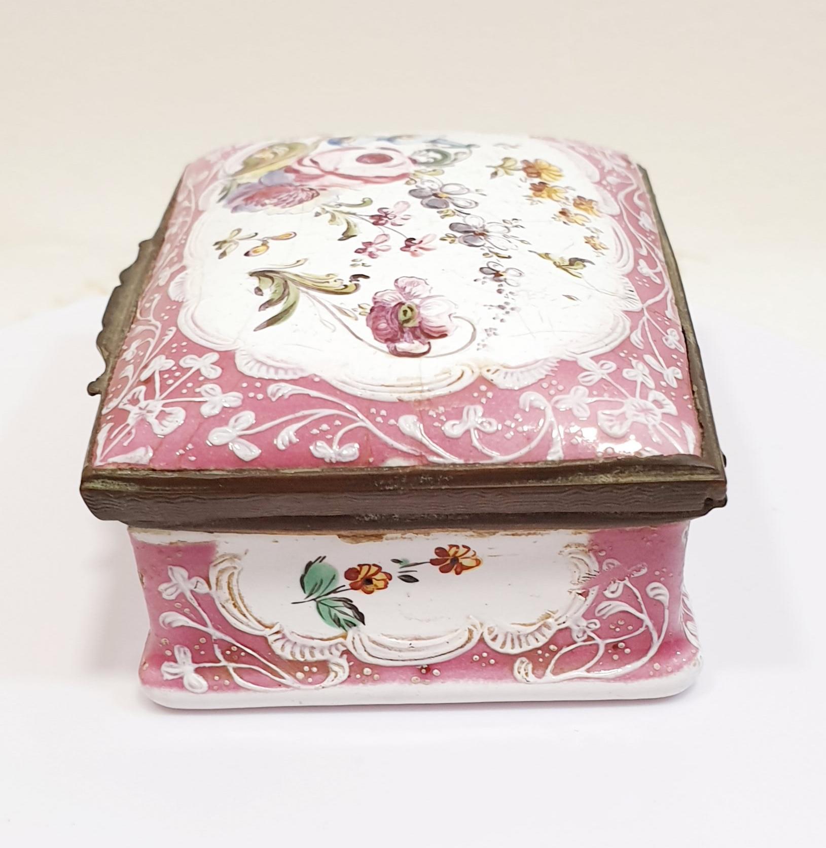 Antike handbemalte rosa Porzellanschachtel mit Blumen aus dem 19. Jh. (Handbemalt) im Angebot