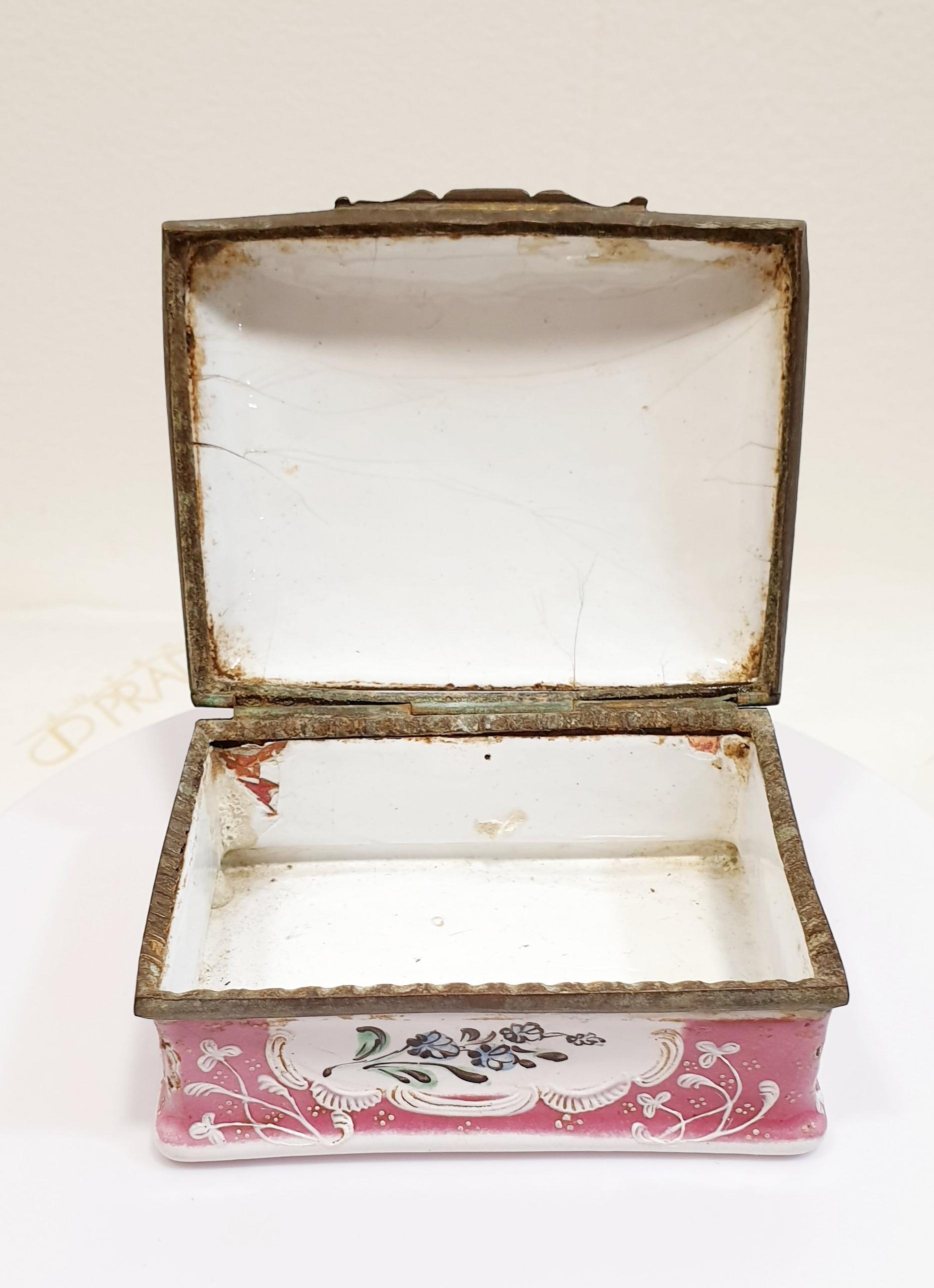 Boîte à bijoux ancienne du 19ème siècle en porcelaine rose peinte à la main avec fleurs État moyen - En vente à BILBAO, ES