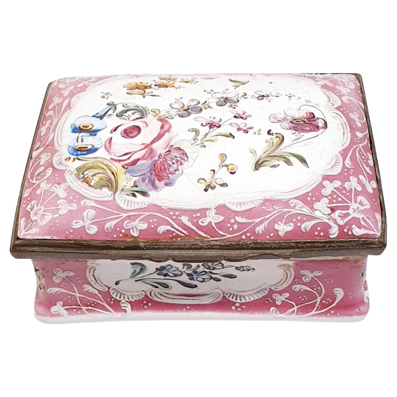 Boîte à bijoux ancienne du 19ème siècle en porcelaine rose peinte à la main avec fleurs
