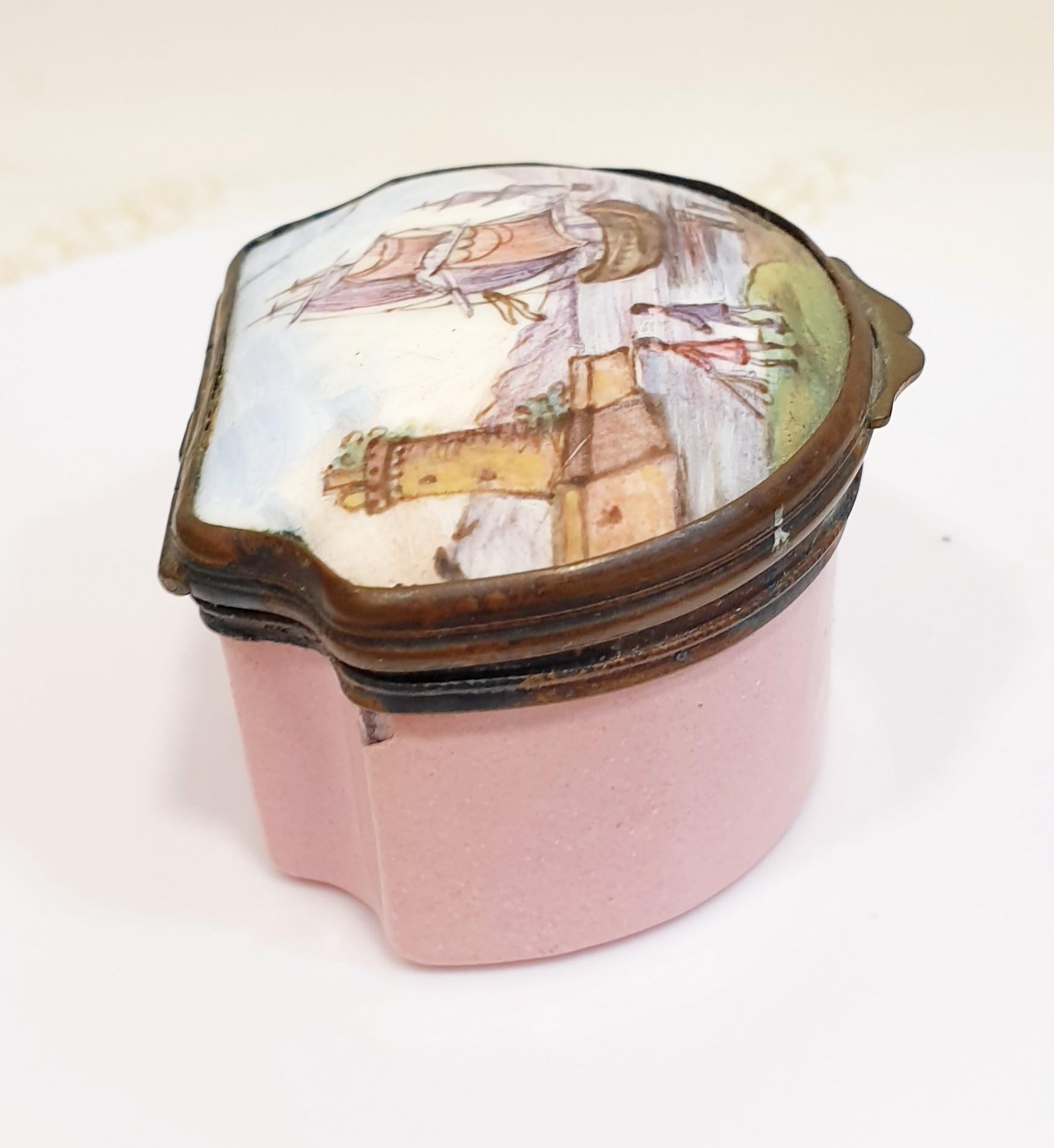 Français Boîte à bijoux antique du 19ème siècle en porcelaine rose peinte à la main avec scène de port en vente