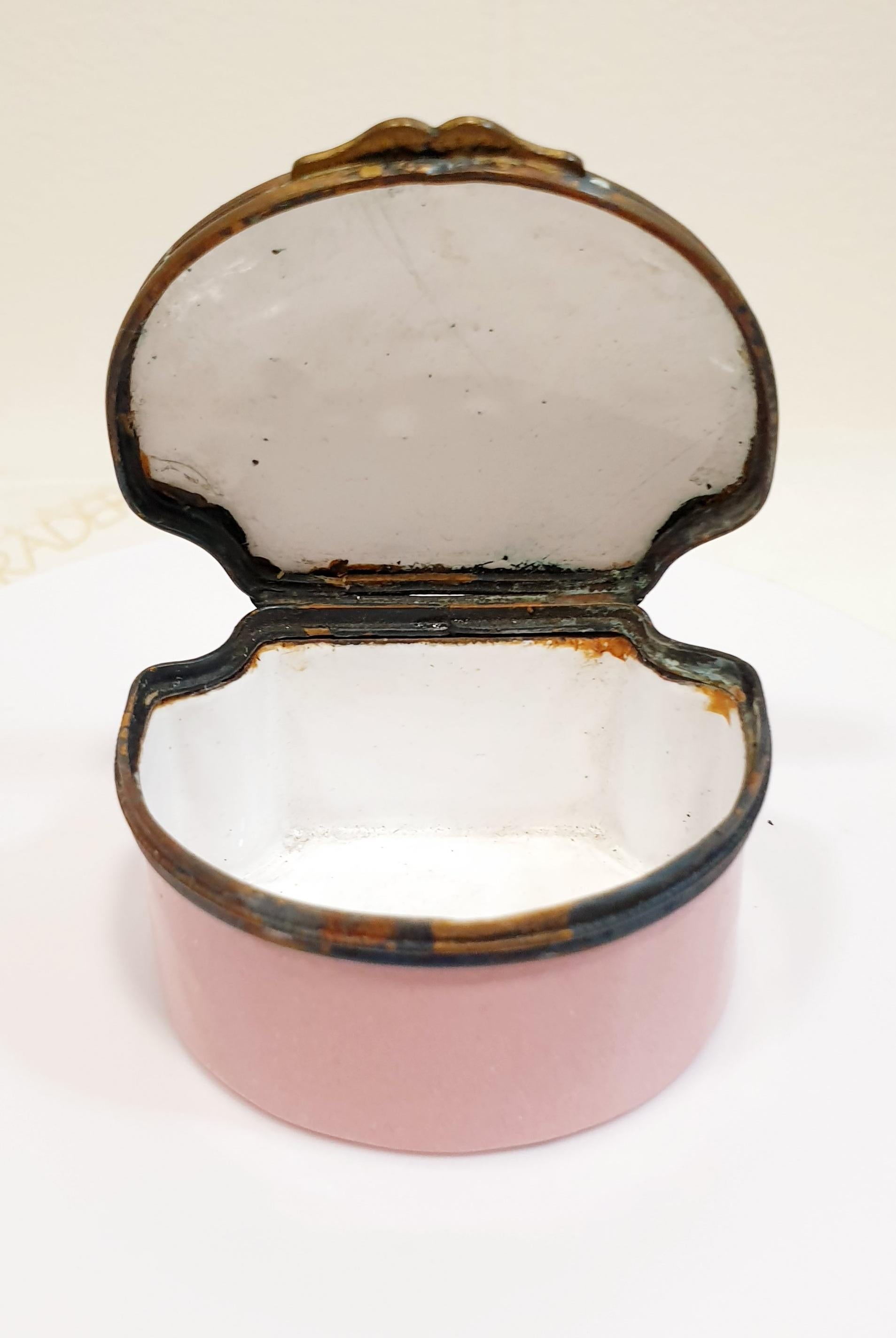 Antique Hand Painted Box in Pink enamel with Harbour Scene In Fair Condition For Sale In BILBAO, ES