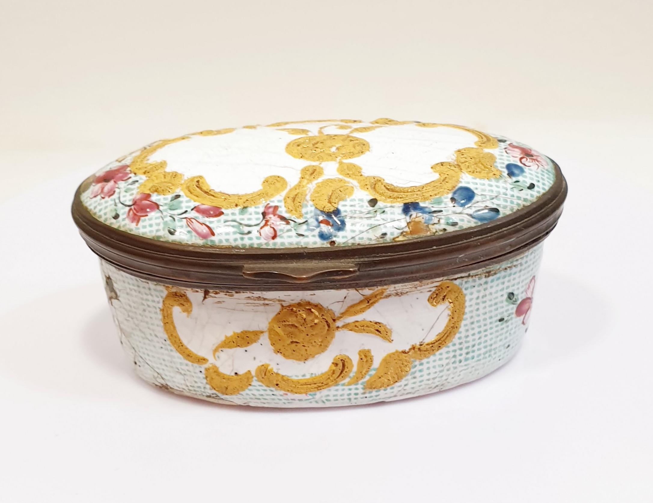 Antique 19th jewellery hand painted porcelain box with flowers
aprox 1880 hand painted in yellow porcelaine
Perfect gift for decoration or keeping personal and valuable items
Part of a personal collection of 6 

PRADERA is a second generation