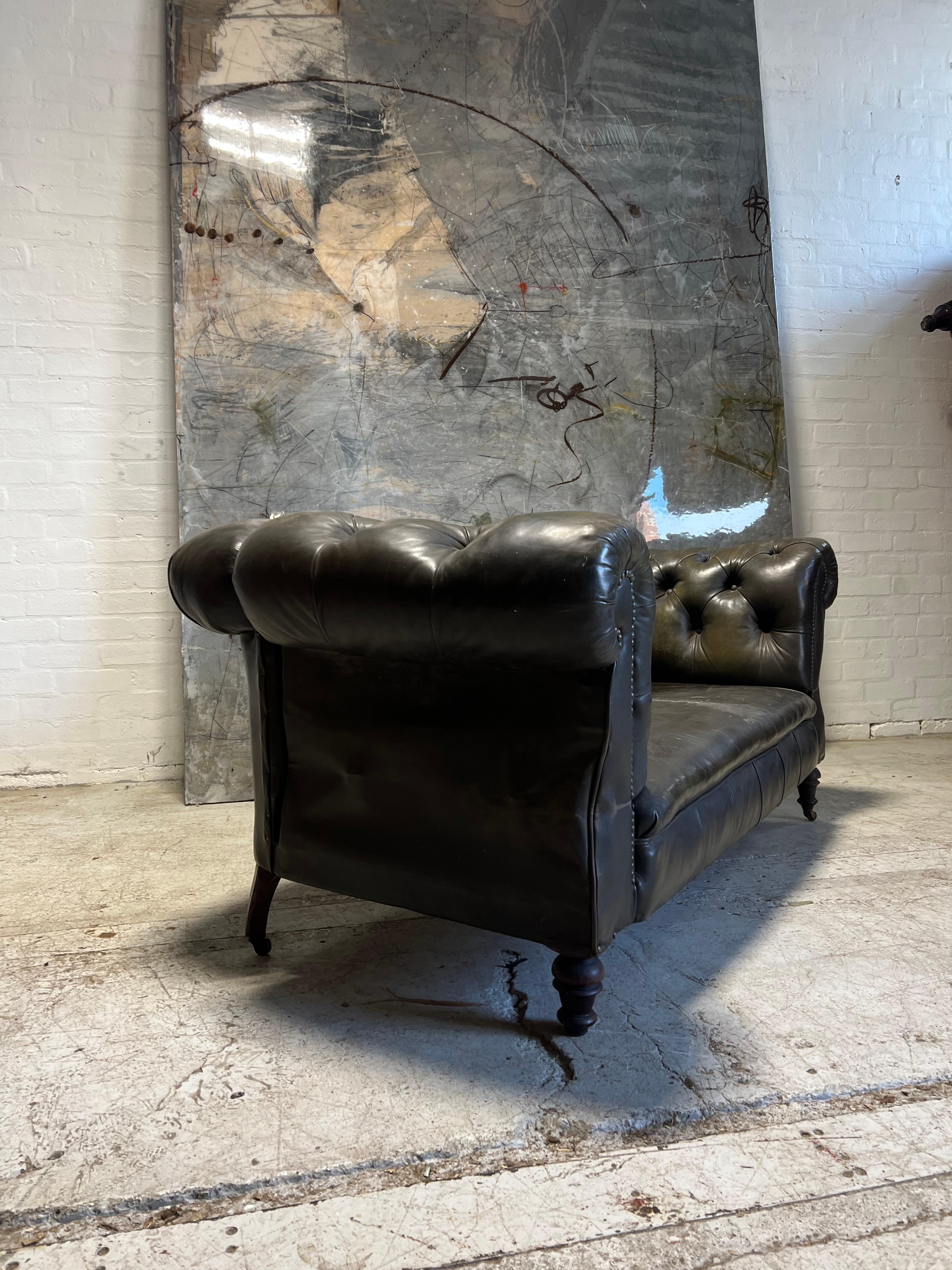 Antikes Chesterfield-Sofa aus dem 19. Jahrhundert aus schönem patiniertem Leder (Spätes 19. Jahrhundert) im Angebot