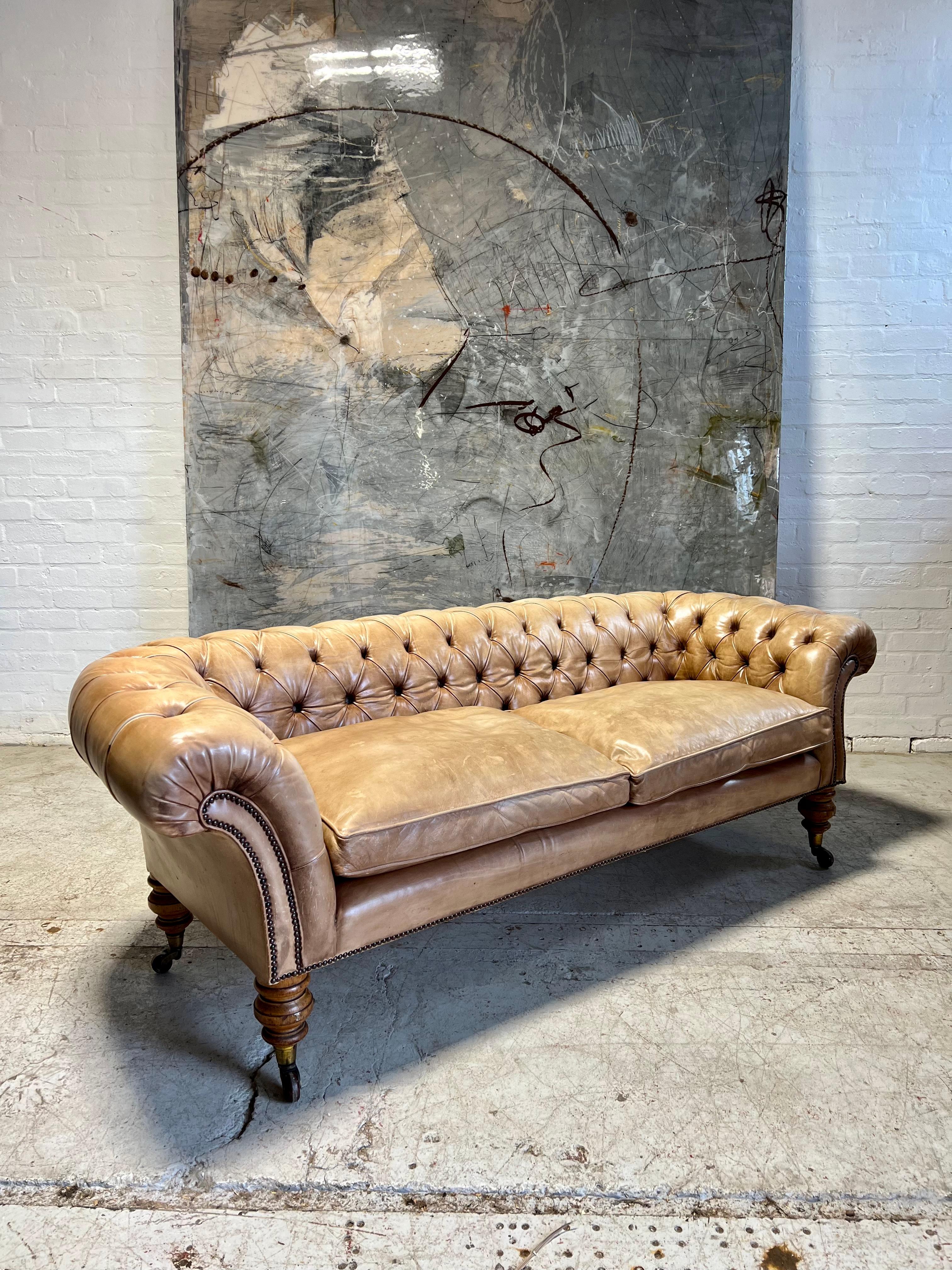 Antike 19. Jahrhundert Chesterfield Sofa in Hand gefärbt Pergament Leder im Zustand „Gut“ im Angebot in London, GB